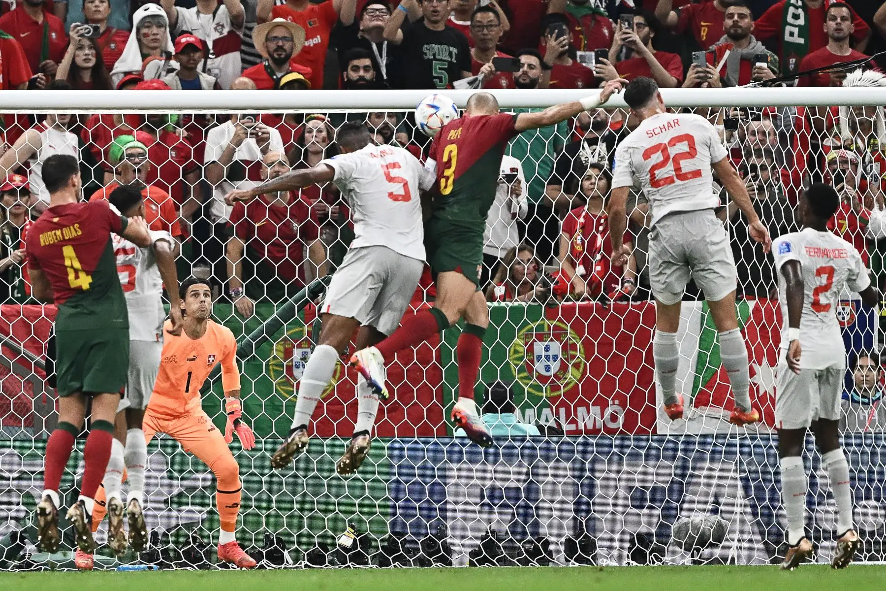 El defensor de Portugal, Pepe, anota el segundo gol de su equipo durante el partido de fútbol de octavos de final de la Copa Mundial de Qatar 2022 entre Portugal y Suiza en el Estadio Lusail en Lusail, al norte de Doha, el 6 de diciembre de 2022.
Foto: AFP
