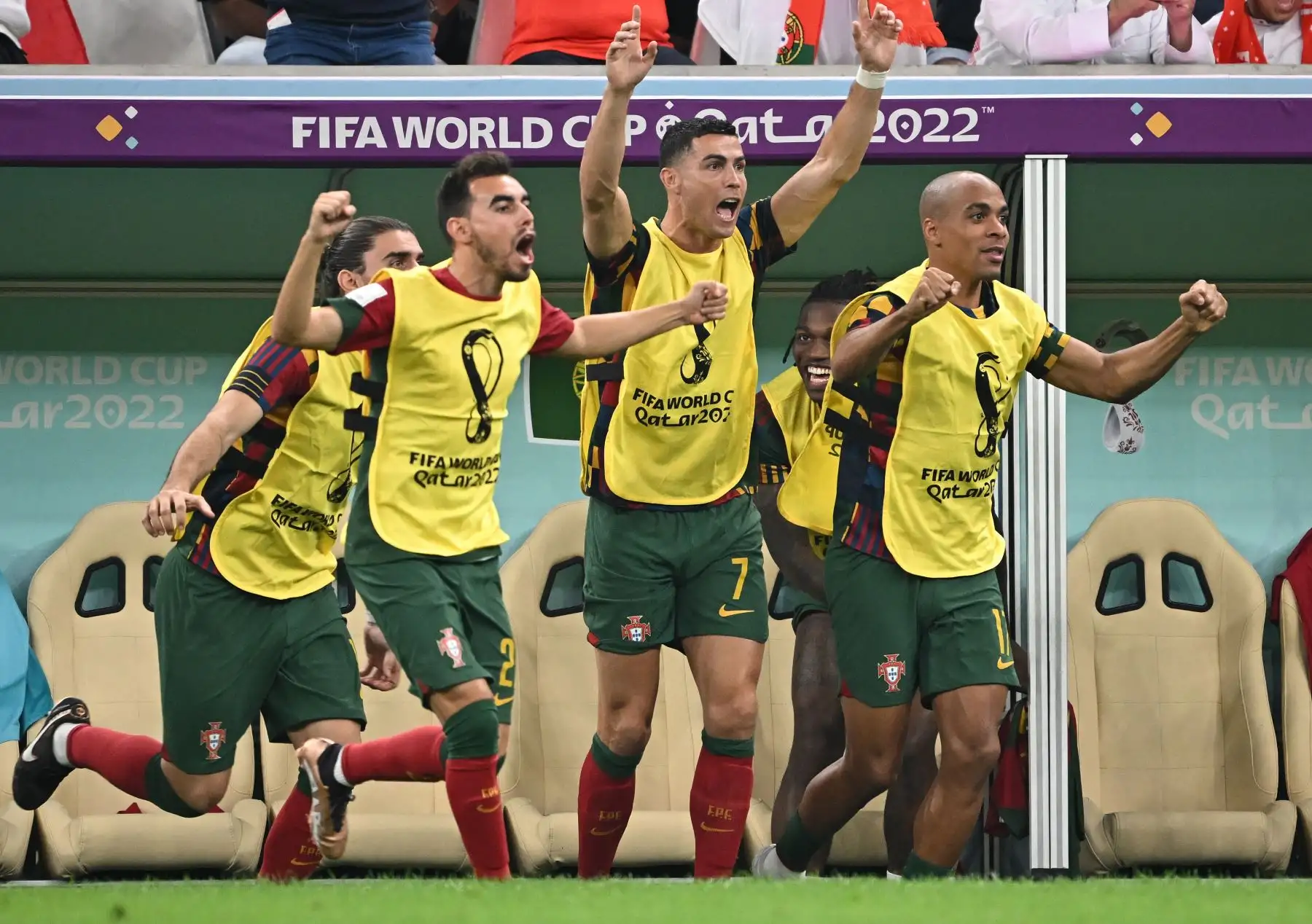 El delantero portugués Cristiano Ronaldo celebra el segundo gol de su equipo durante el partido de octavos de final de la Copa Mundial Qatar 2022 entre Portugal y Suiza en el Estadio Lusail en Lusail, al norte de Doha, el 6 de diciembre de 2022.
Foto: AFP