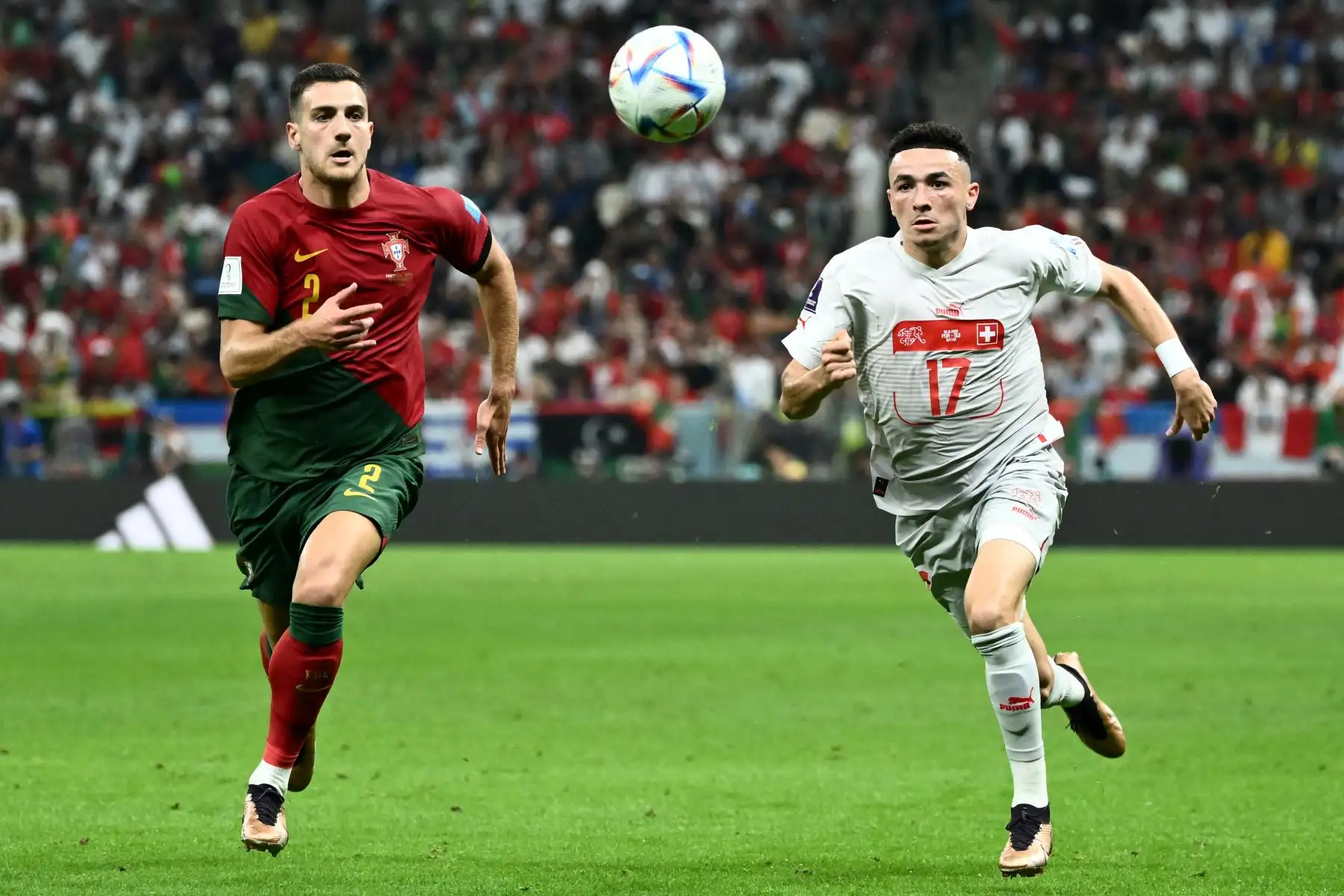 El defensor de Portugal Diogo Dalot y el delantero de Suiza Ruben Vargas corren por el balón durante el partido de fútbol de octavos de final de la Copa Mundial de Qatar 2022 entre Portugal y Suiza en el Estadio Lusail en Lusail, al norte de Doha el 6 de diciembre de 2022.
Foto: AFP