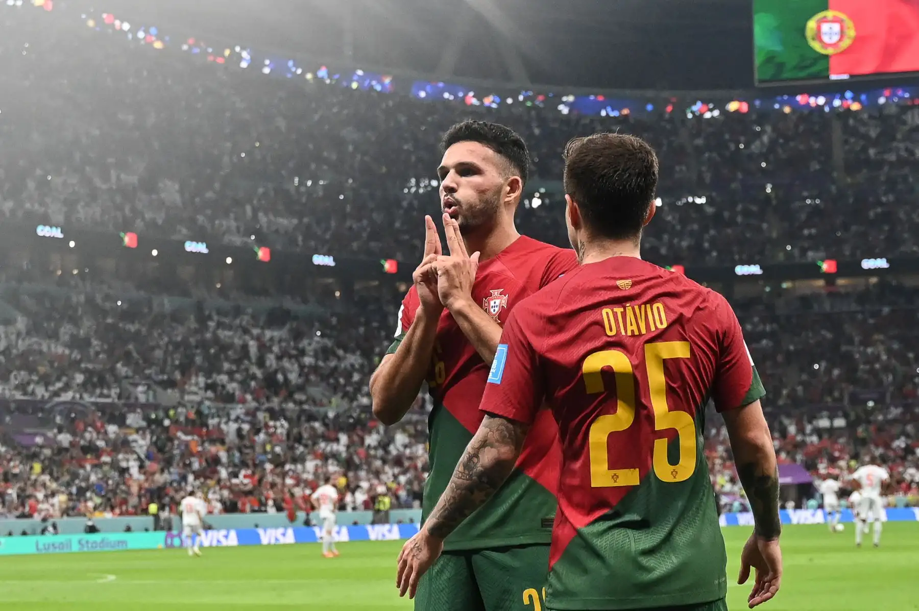 El delantero portugués Goncalo Ramos celebra con el mediocampista portugués Otavio después de que anotó el primer gol de su equipo durante el partido de fútbol de octavos de final de la Copa Mundial Qatar 2022 entre Portugal y Suiza en el Estadio Lusail en Lusail, al norte de Doha, el 6 de diciembre de 2022.
Foto: AFP