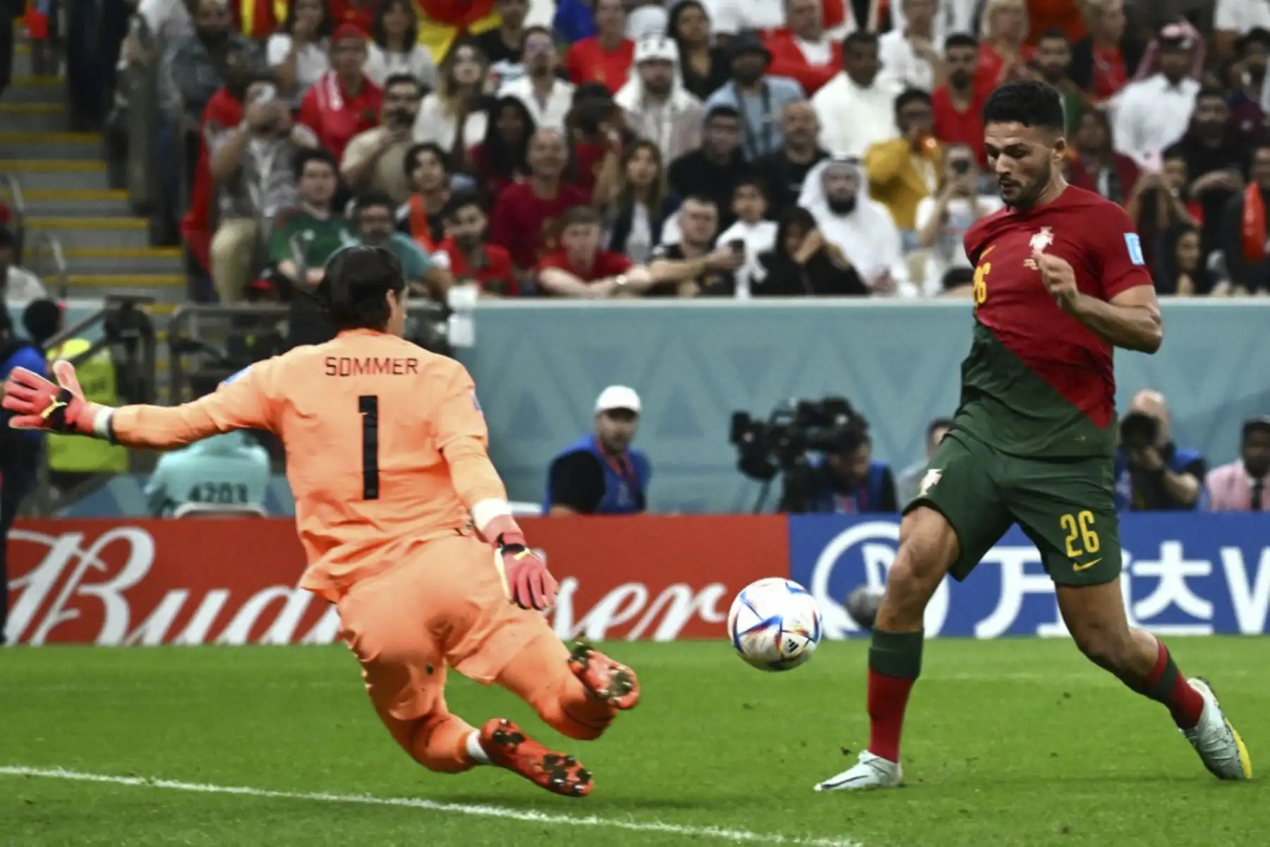 El delantero portugués #26 Gonzalo Ramos anota el quinto gol de su equipo, su hat-trick, superando al portero suizo #01 Yann Sommer durante el partido de octavos de final de la Copa Mundial Catar 2022 entre Portugal y Suiza en el Lusail Stadium en Lusail, al norte de Doha

Foto: AFP