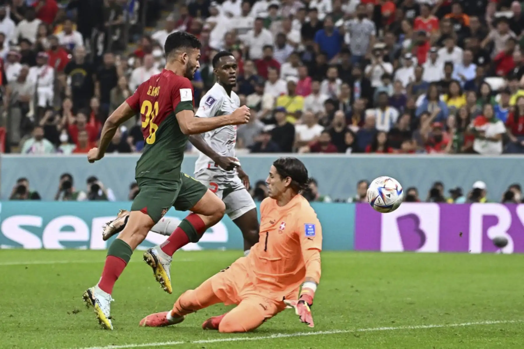El delantero portugués #26 Gonzalo Ramos anota el quinto gol de su equipo, su hat-trick, superando al portero suizo #01 Yann Sommer durante el partido de octavos de final de la Copa Mundial Catar 2022 entre Portugal y Suiza en el Lusail Stadium en Lusail, al norte de Doha

Foto: AFP