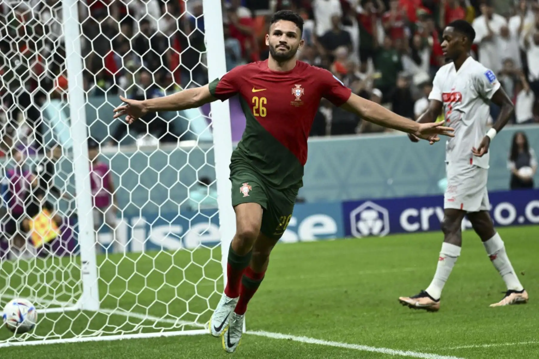 El delantero portugués #26 Gonzalo Ramos celebra luego de anotar durante el partido de octavos de final de la Copa Mundial Catar 2022 entre Portugal y Suiza en el Lusail Stadium en Lusail, al norte de Doha

Foto: AFP