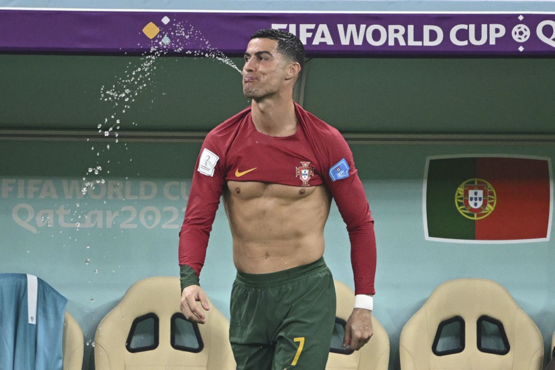 El delantero portugués #07 Cristiano Ronaldo escupe agua durante el partido de fútbol de octavos de final de la Copa Mundial Catar 2022 entre Portugal y Suiza en el Estadio Lusail en Lusail, al norte de Doha

Foto: AFP