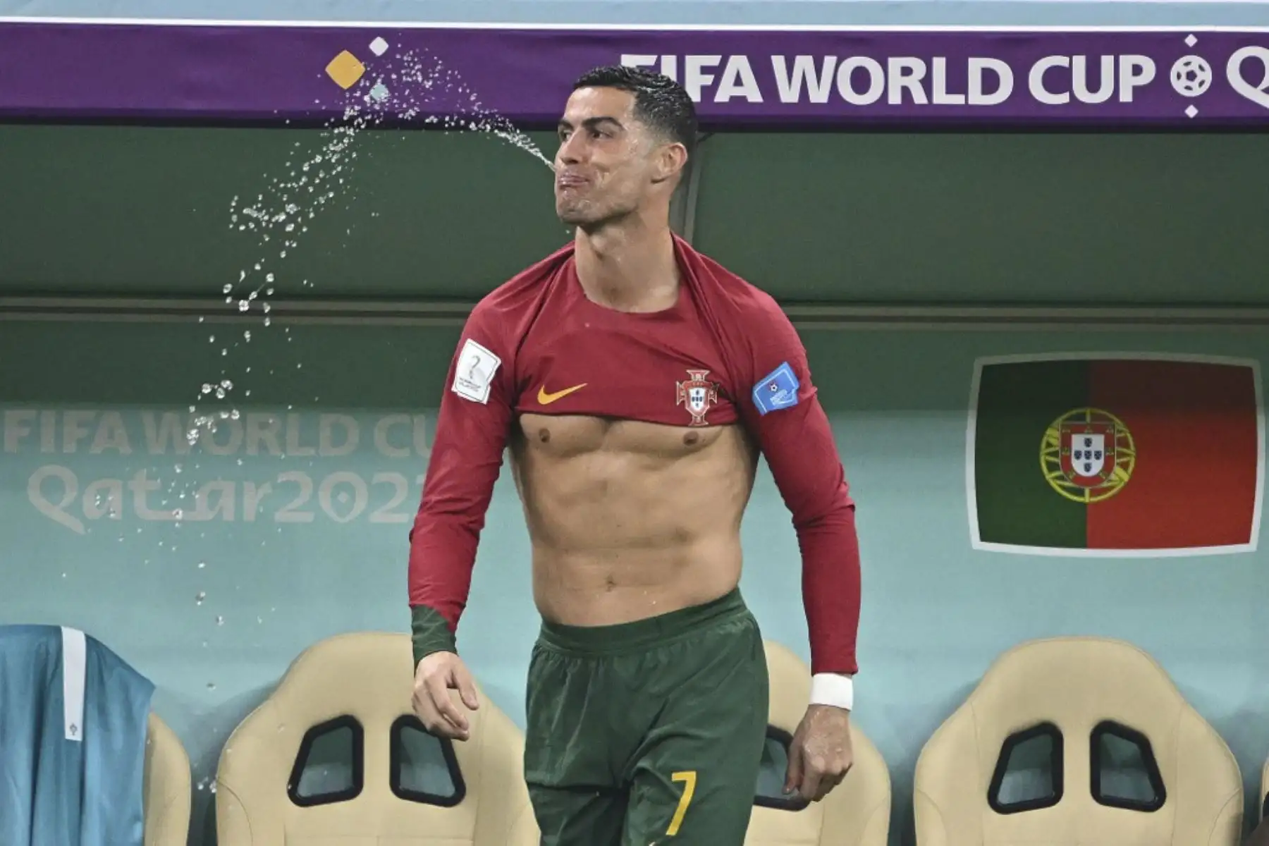 El delantero portugués #07 Cristiano Ronaldo escupe agua durante el partido de fútbol de octavos de final de la Copa Mundial Catar 2022 entre Portugal y Suiza en el Estadio Lusail en Lusail, al norte de Doha

Foto: AFP