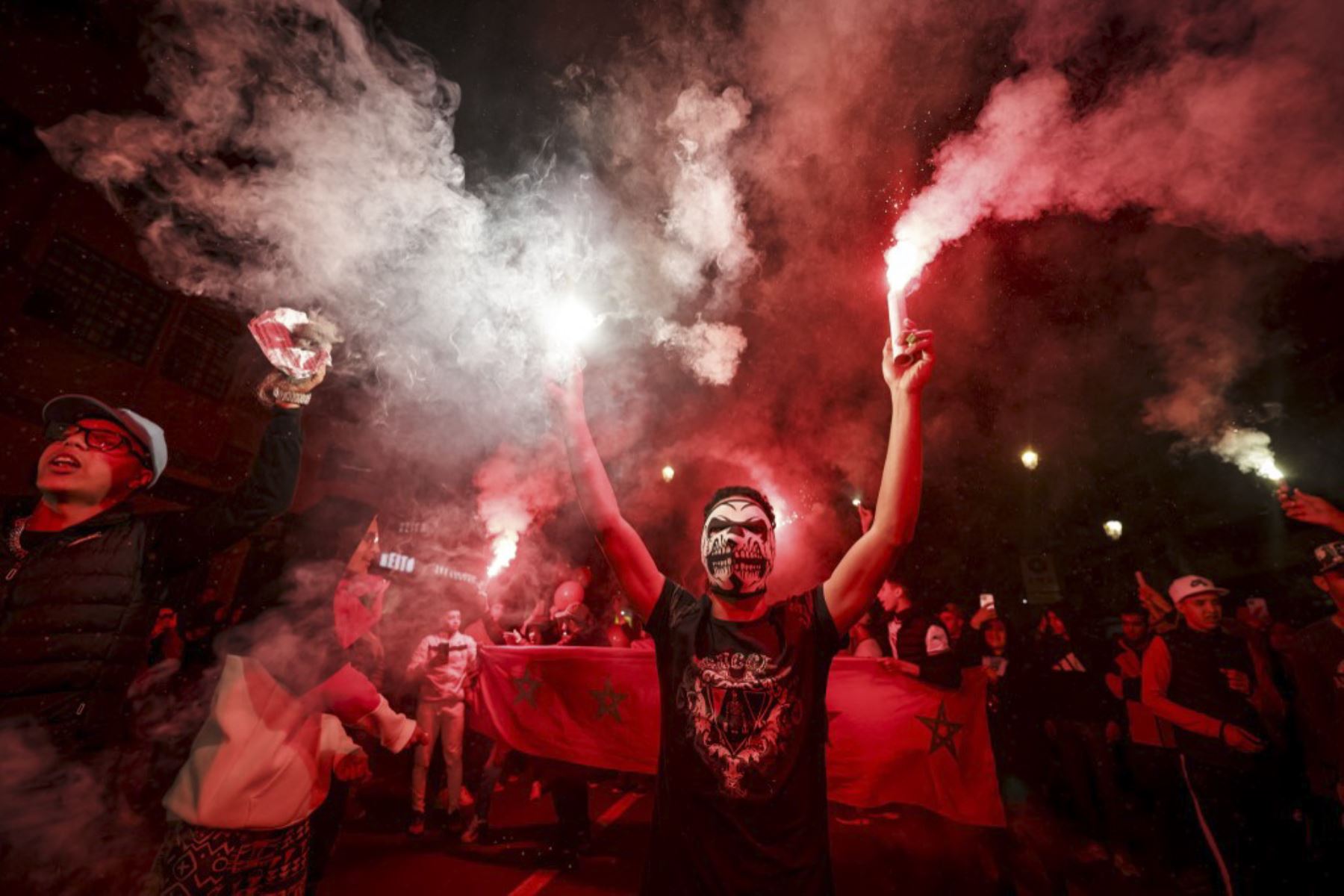 Los marroquíes celebran la victoria de su equipo después del partido de fútbol de octavos de final de la Copa Mundial de Qatar 2022 entre Marruecos y España, en Rabat

Foto:AFP