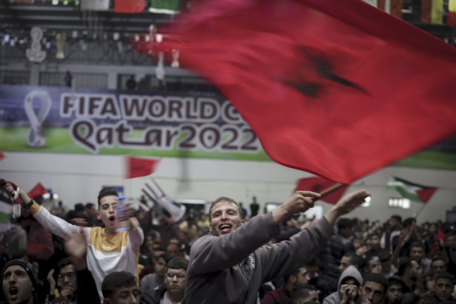 Los partidarios palestinos de Marruecos ven el partido de fútbol de la ronda 16 de la Copa Mundial Catar 2022 entre España y Marruecos, en la ciudad de Gaza

Foto:AFP