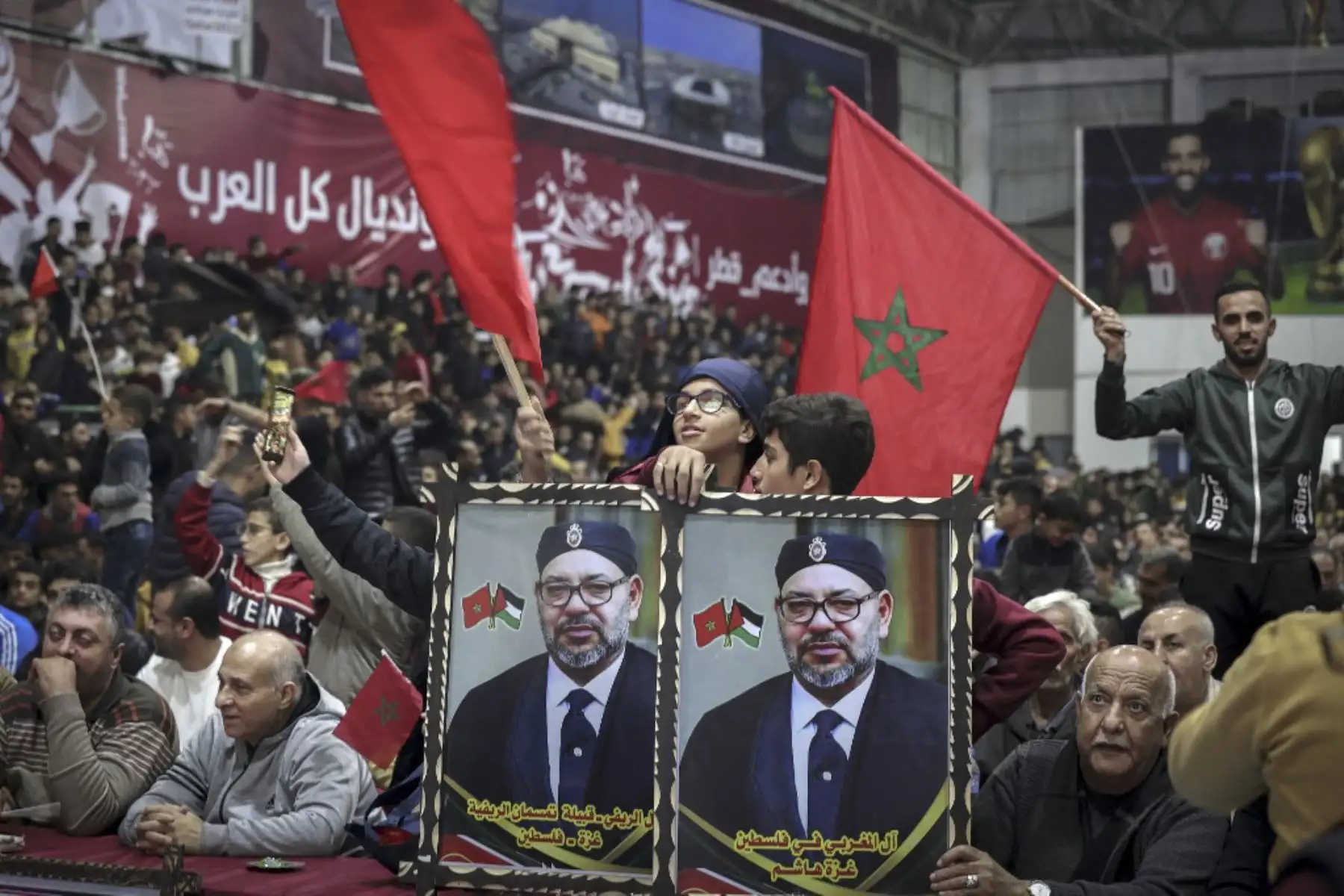 Los partidarios palestinos de Marruecos ven el partido de fútbol de la ronda 16 de la Copa Mundial Qatar 2022 entre España y Marruecos, en la ciudad de Gaza

Foto:AFP