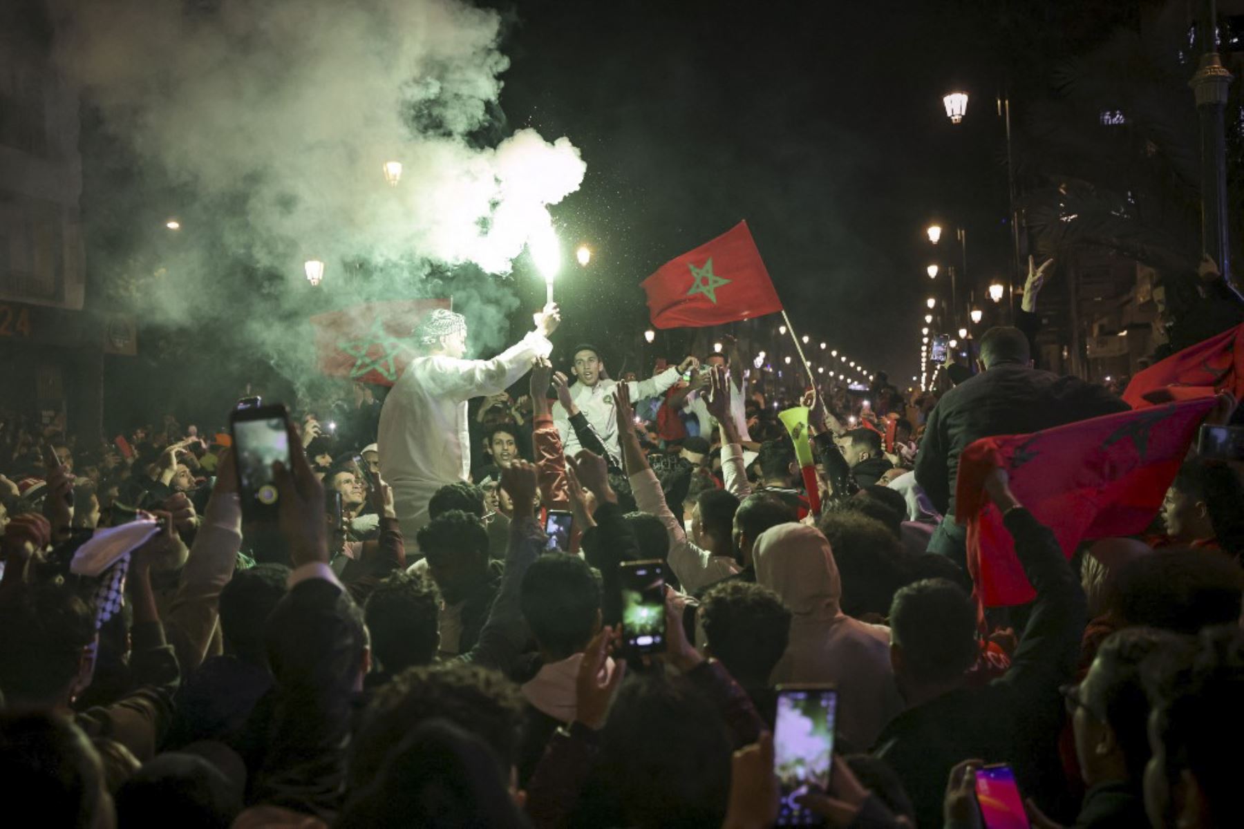 Los marroquíes celebran la victoria de su equipo después del partido de fútbol de octavos de final de la Copa Mundial de Catar 2022 entre Marruecos y España, en Rabat

Foto:AFP