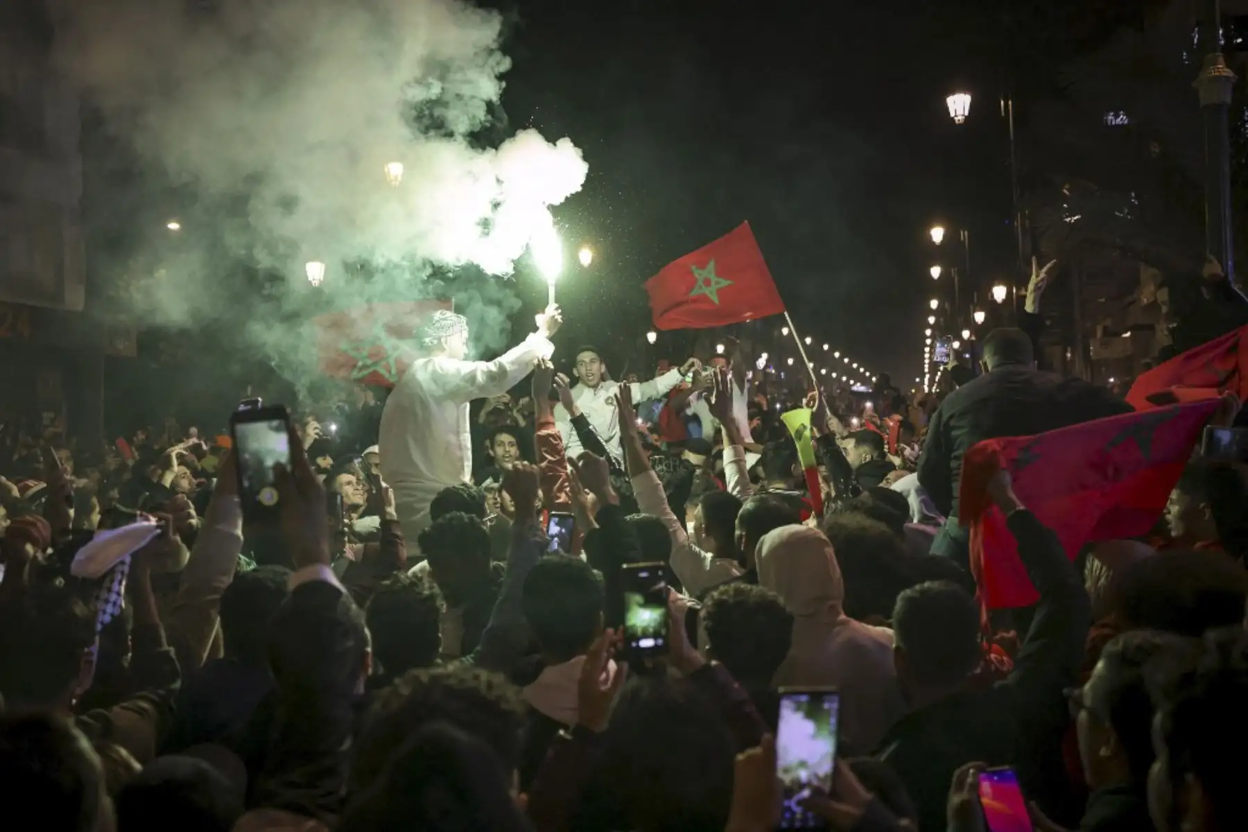Los marroquíes celebran la victoria de su equipo después del partido de fútbol de octavos de final de la Copa Mundial de Catar 2022 entre Marruecos y España, en Rabat

Foto:AFP
