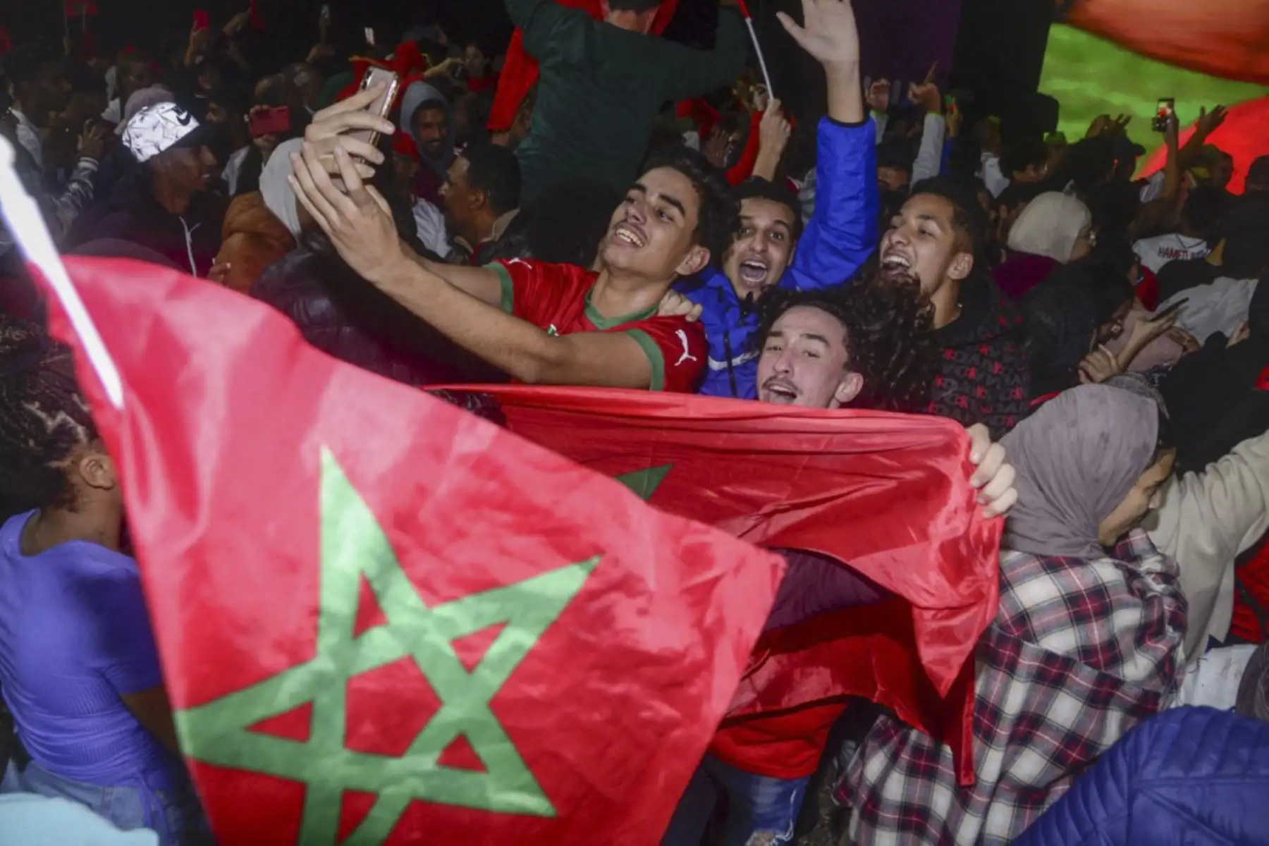 Los marroquíes celebran la victoria de su equipo después del partido de fútbol de octavos de final de la Copa Mundial de Catar 2022 entre Marruecos y España, en Casablanca

Foto:AFP
