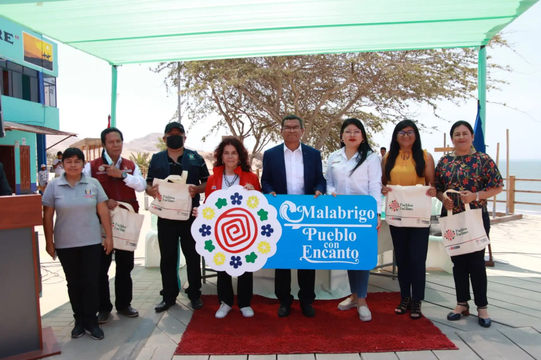 La viceministra de Turismo, Isabel Álvarez, entregó a las autoridades locales el reconocimiento de Malabrigo como el primer Pueblo con Encanto de las costas del país. Foto: ANDINA/Mincetur