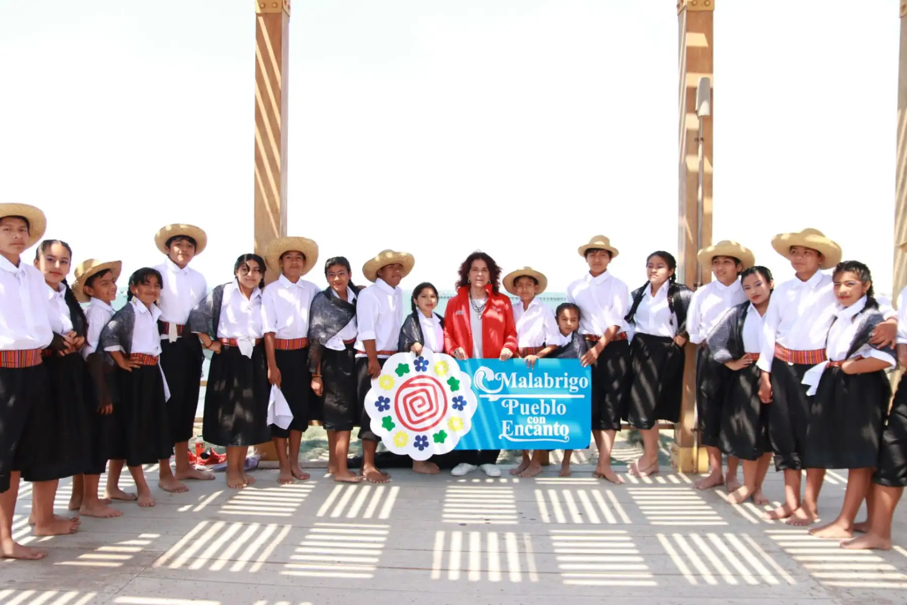 La viceministra de Turismo, Isabel Álvarez, entregó a las autoridades locales el reconocimiento de Malabrigo como el primer Pueblo con Encanto de las costas del país. Foto: ANDINA/Mincetur