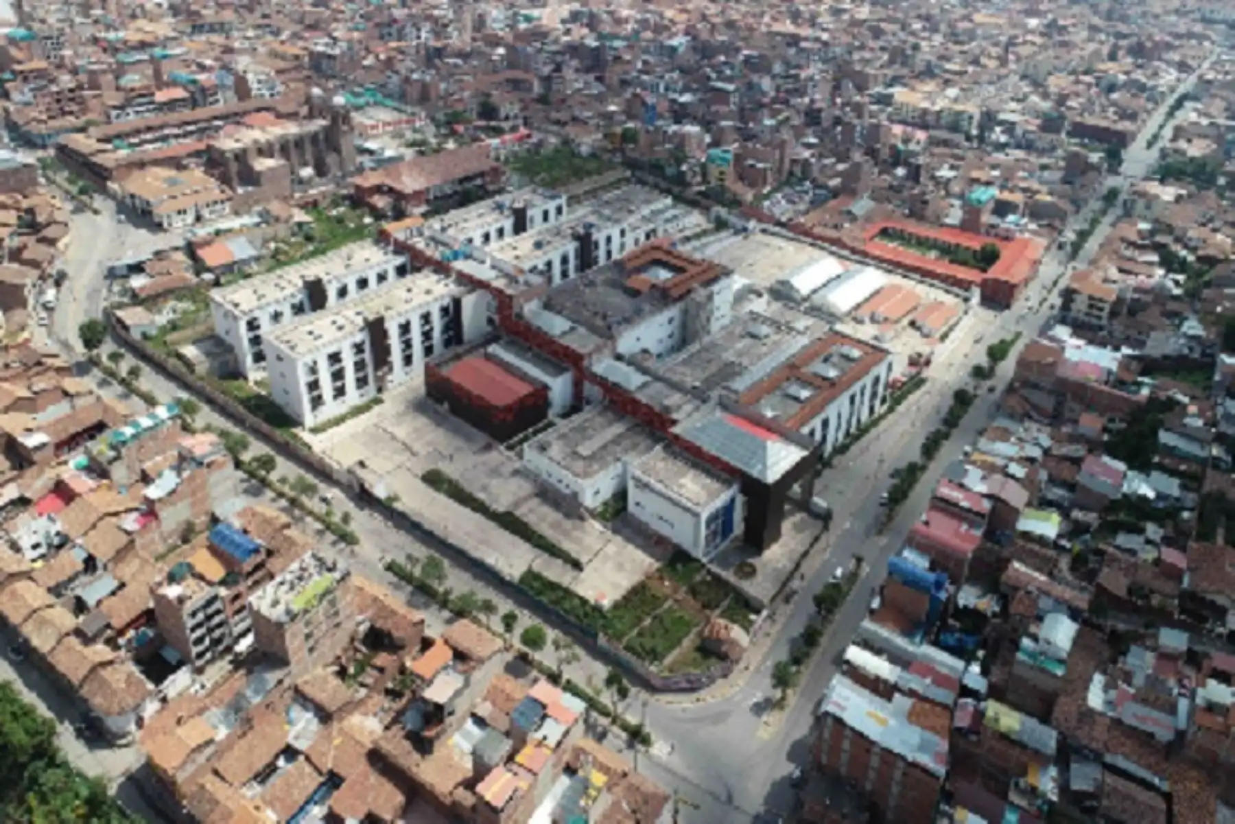 En la inspección del saldo de obra estuvo presente la ministra de Salud, Kelly Portalatino; y el gobernador regional de Cusco, Jean Paul Benavente.