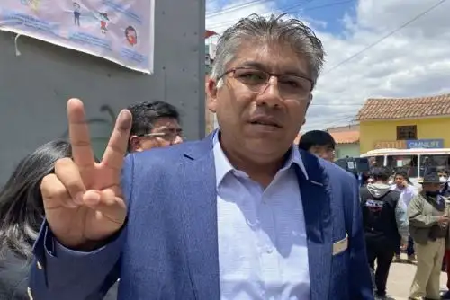 Su contrincante Edy Edward Cuellar Margholt del movimiento regional Inka Pachacuteq, alcanzó el 42.4%