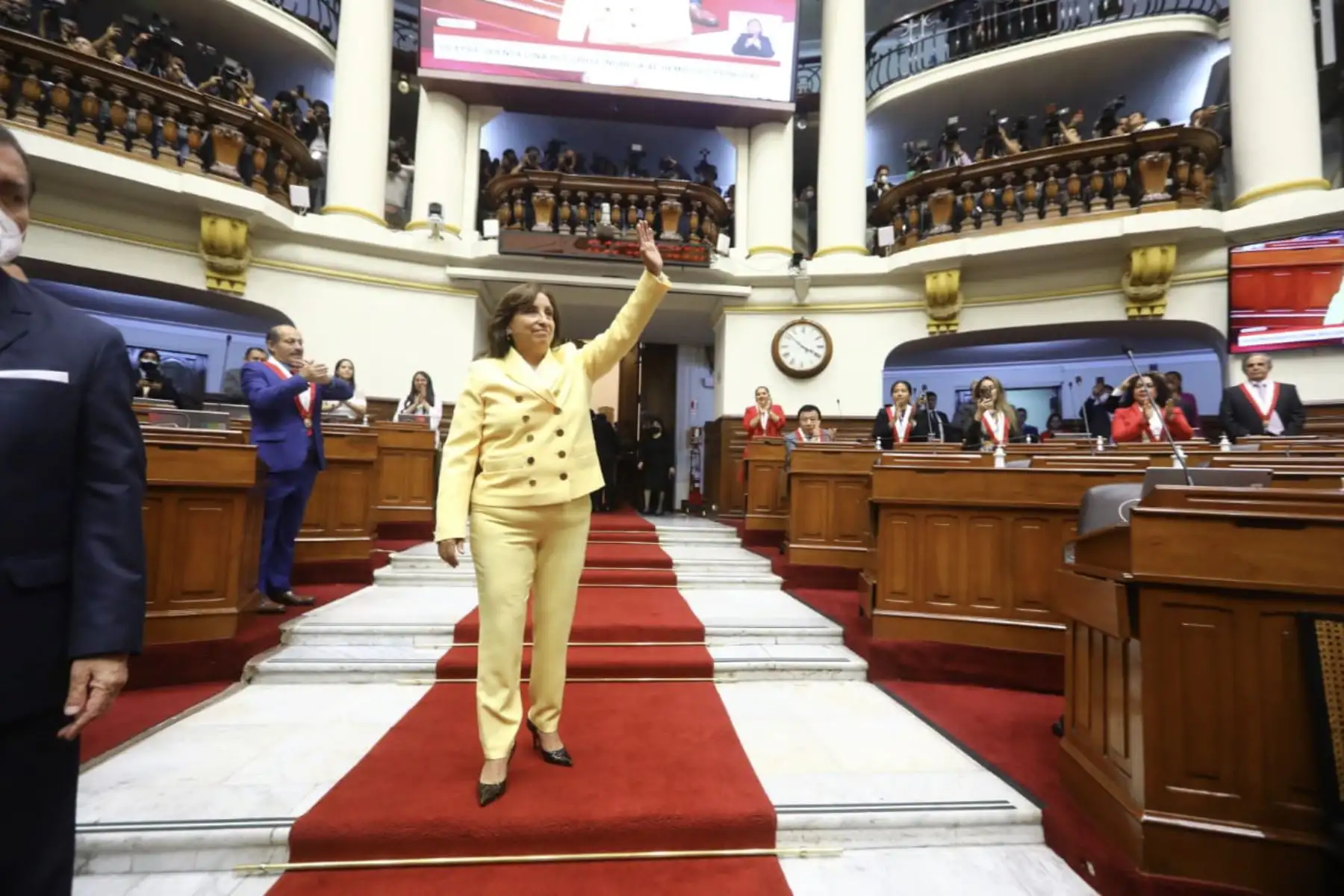 Luego de que el Congreso de la República aprobó la vacancia contra Pedro Castillo con 101 votos, Dina Boluarte juró en el cargo de Presidenta de la República, según establece el régimen de sucesión presidencial. Foto: Congreso/ Víctor Vásquez