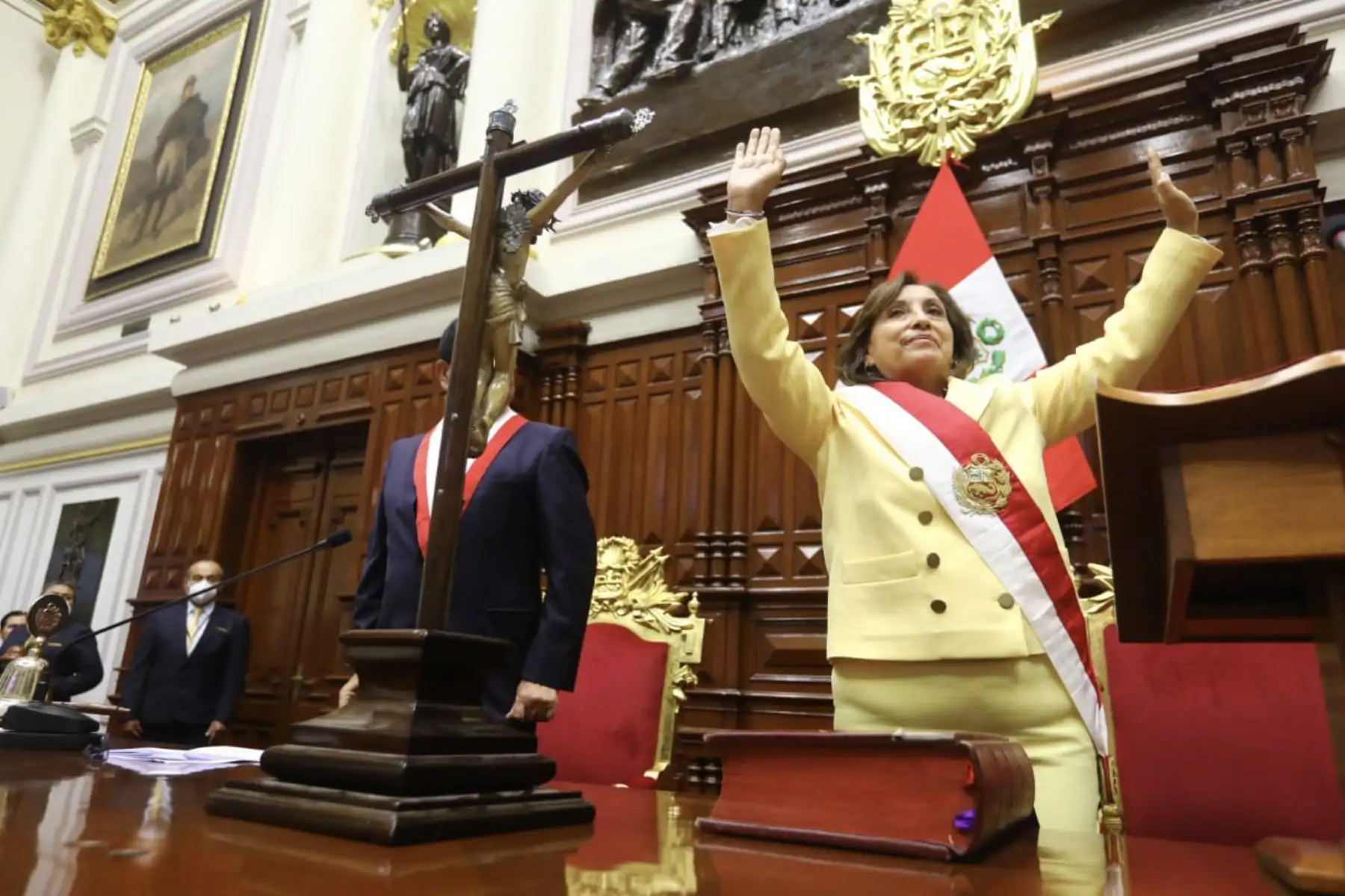 Luego de que el Congreso de la República aprobó la vacancia contra Pedro Castillo con 101 votos, Dina Boluarte juró en el cargo de Presidenta de la República, según establece el régimen de sucesión presidencial. Foto: Congreso/ Víctor Vásquez