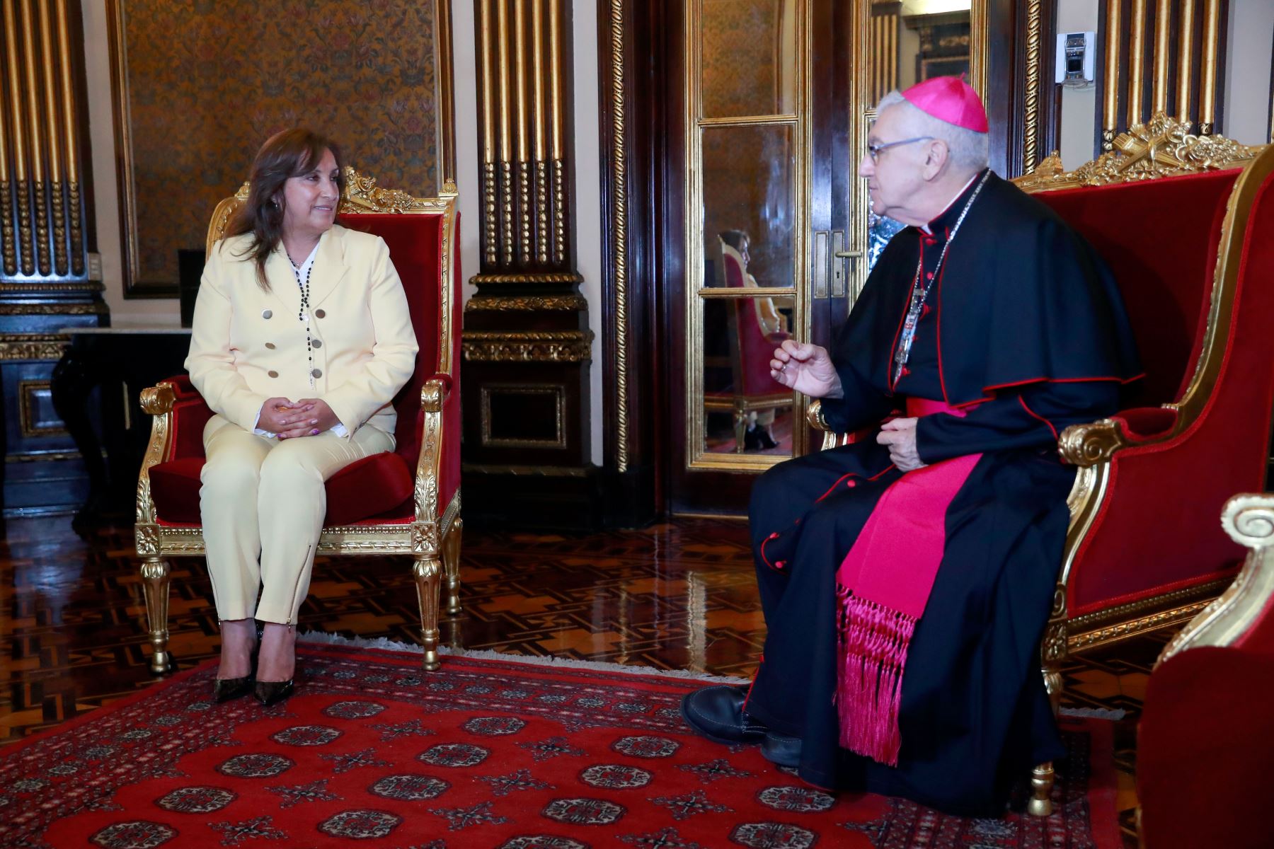 La presidenta de la República, Dina Boluarte, sostuvo este miércoles una reunión con el arzobispo de Lima, Carlos Castillo, en las instalaciones de Palacio de Gobierno. Foto: ANDINA/Presidencia Perú