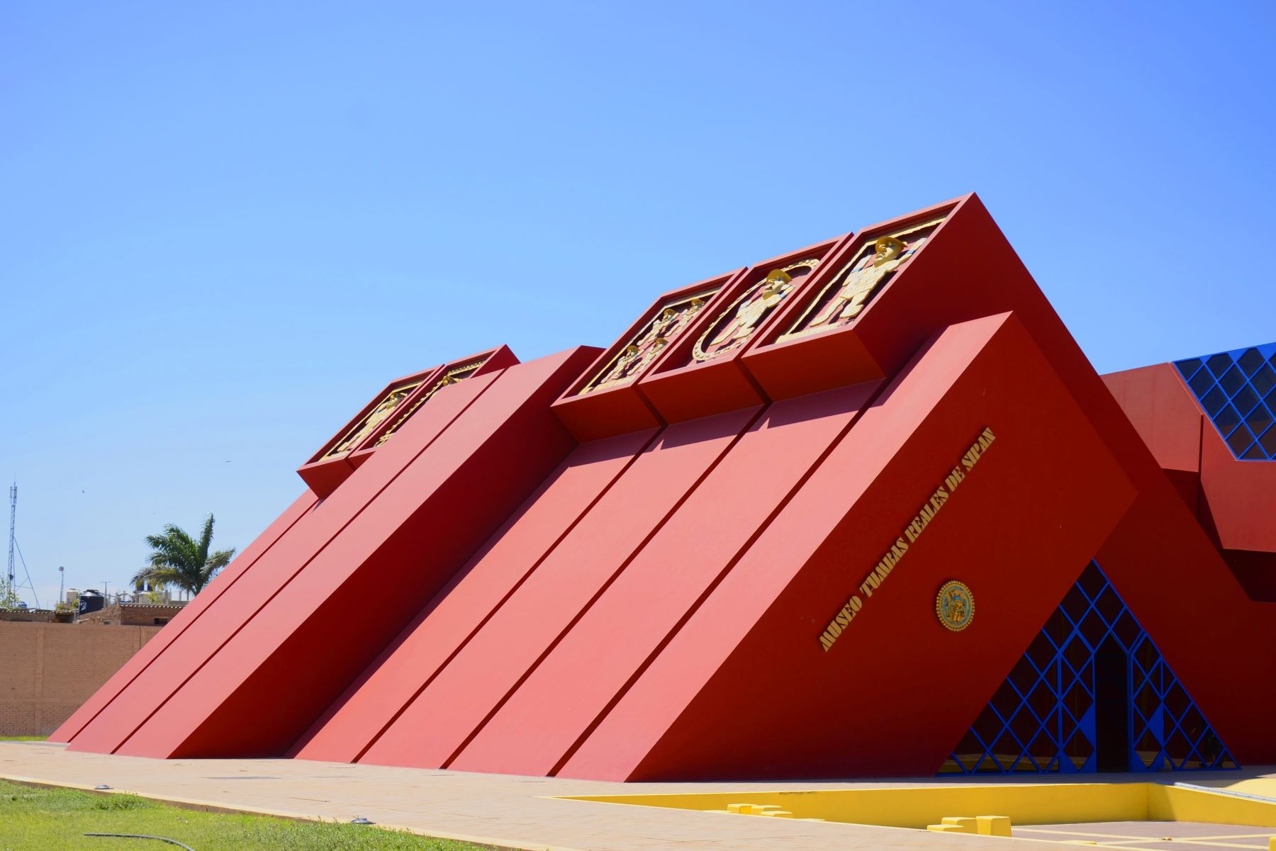El Museo Tumbas Reales de Sipán presenta un diseño arquitectónico inspirado en las antiguas pirámides truncas de la cultura Mochica.
