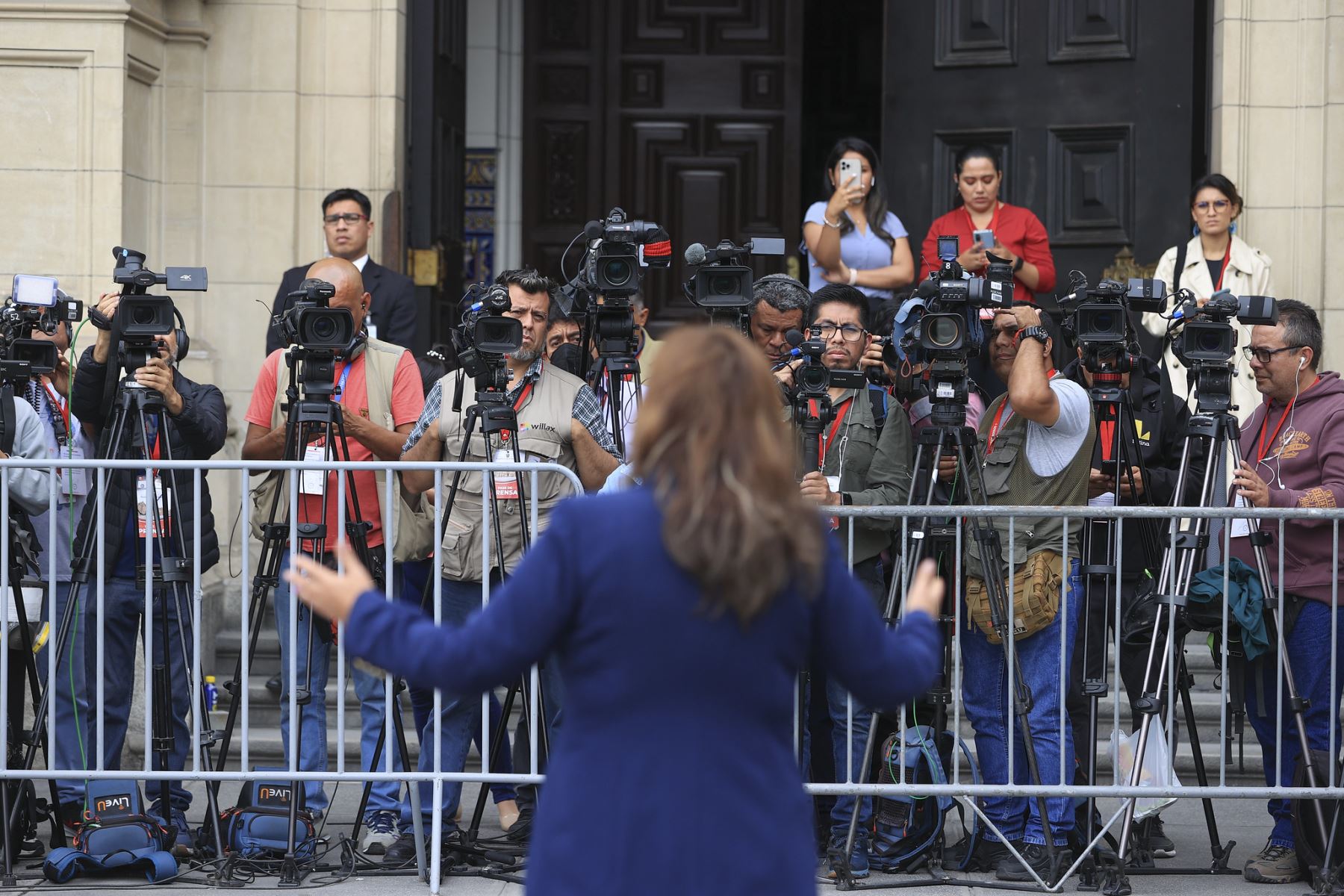 La presidenta Dina Boluarte brinda declaraciones a los medios de comunicación en el patio de honor de Palacio de Gobierno.

Foto: ANDINA/Presidencia Perú