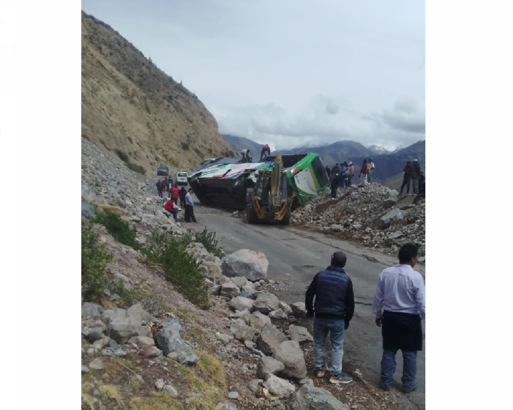 Autoridades de Arequipa restringieron el tránsito en la carretera que conduce al mirador Cruz del Cóndor, ubicado en el Valle del Colca, debido a deslizamientos causados por lluvias intensas.