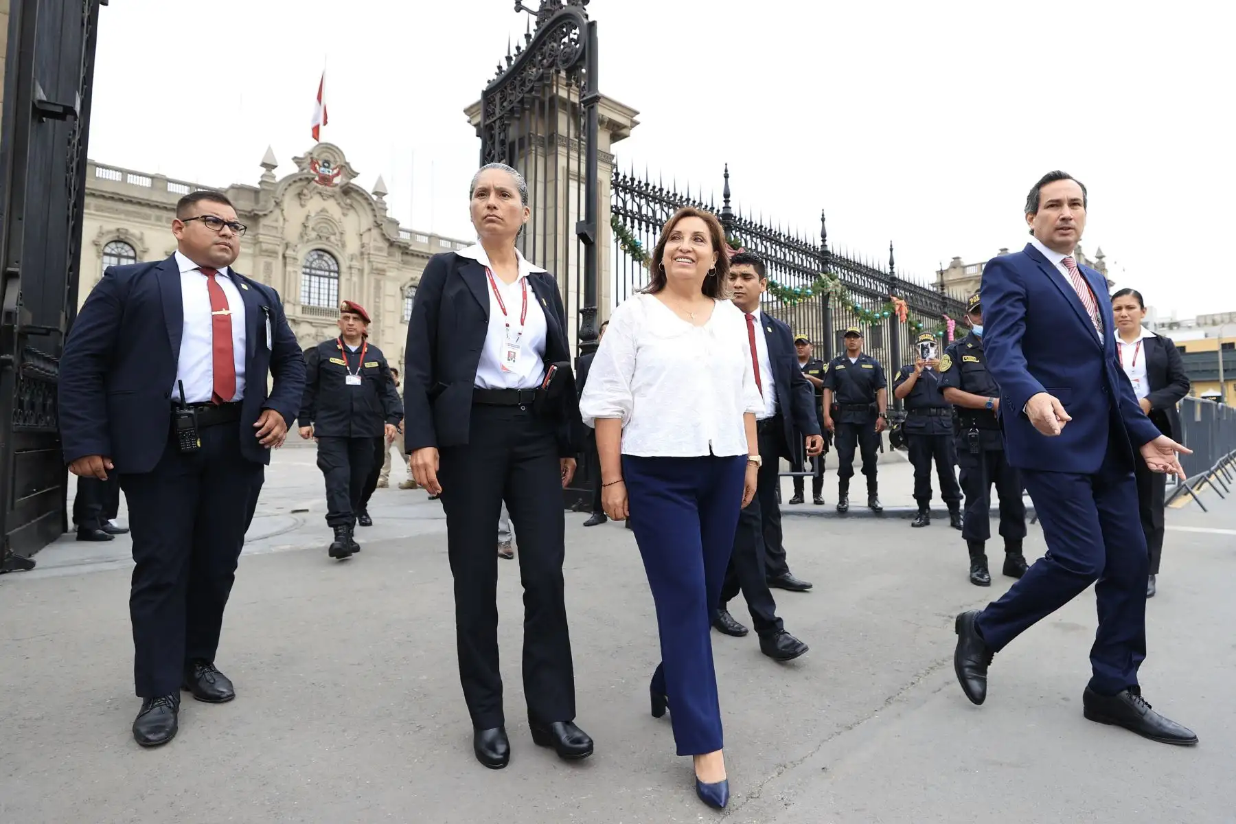 La presidenta de la República, Dina Boluarte, recibió en la Puerta de Honor de Palacio de Gobierno a la procesión de Virgen de la Inmaculada Concepción, cuya festividad se celebra hoy.
Foto: ANDINA/Presidencia Perú