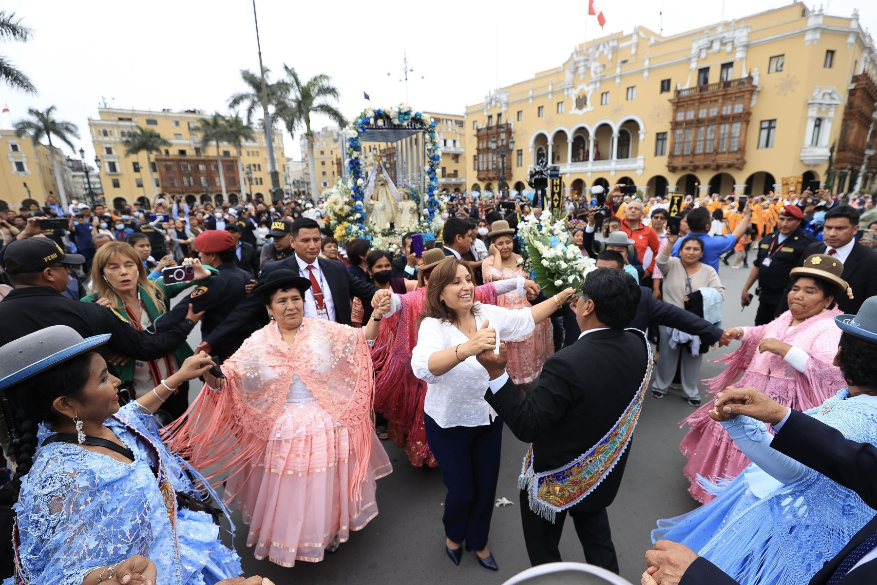La presidenta de la República, Dina Boluarte, recibió en la Puerta de Honor de Palacio de Gobierno a la procesión de Virgen de la Inmaculada Concepción, cuya festividad se celebra hoy.
Foto: ANDINA/Presidencia Perú