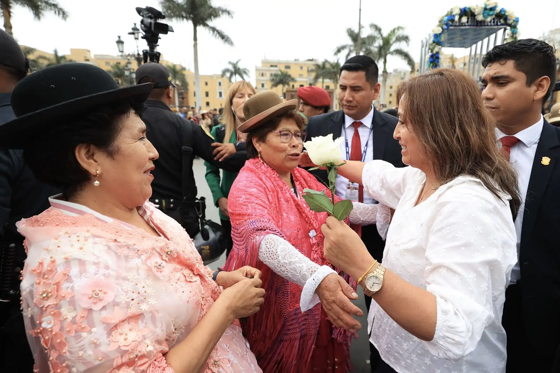 La presidenta de la República, Dina Boluarte, recibió en la Puerta de Honor de Palacio de Gobierno a la procesión de Virgen de la Inmaculada Concepción, cuya festividad se celebra hoy.
Foto: ANDINA/Presidencia Perú
