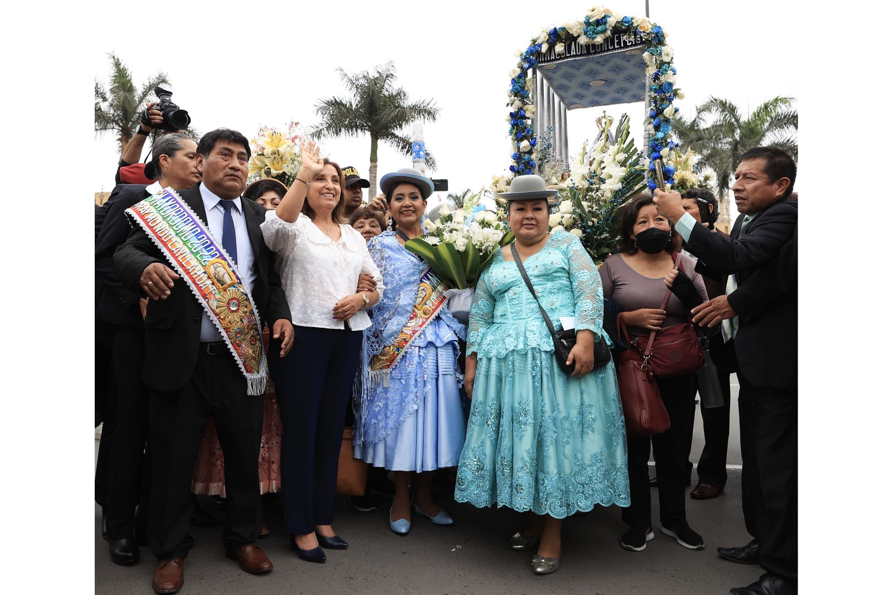 La presidenta de la República, Dina Boluarte, recibió en la Puerta de Honor de Palacio de Gobierno a la procesión de Virgen de la Inmaculada Concepción, cuya festividad se celebra hoy.
Foto: ANDINA/Presidencia Perú