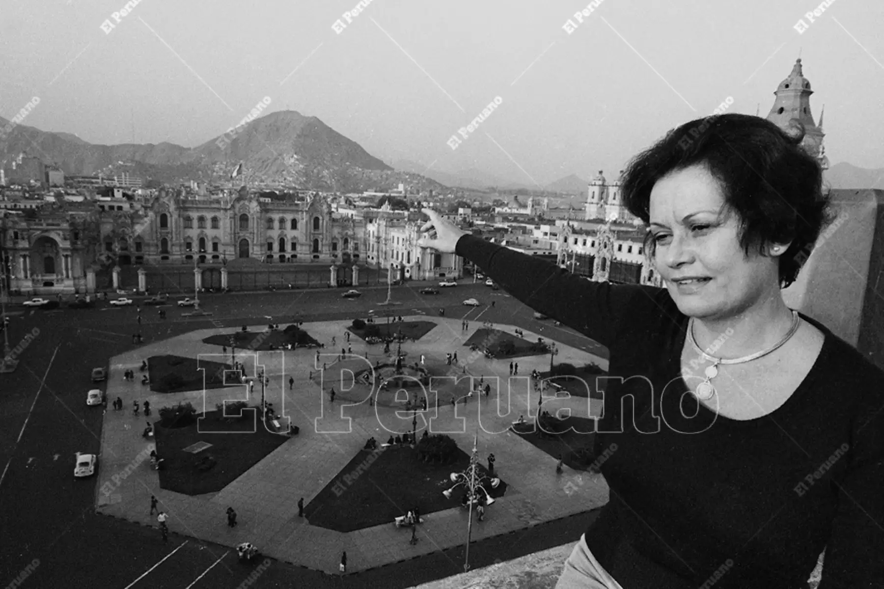 Lima - 14 junio 1975 / Martha Hildebrandt, directora del Instituto Nacional de Cultura, señala Palacio de Gobierno durante una entrevista para el diario La Crónica. 
Foto: Archivo Histórico de El Peruano / Carlos Domínguez