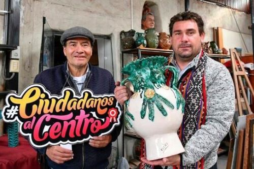 El presidente ejecutivo del Indecopi, Julián Palacín, visitó el taller de Julio Gutiérrez, presidente de la Asociación de Amautas y Grandes Maestros de la Artesanía Peruana. Foto: Indecopi