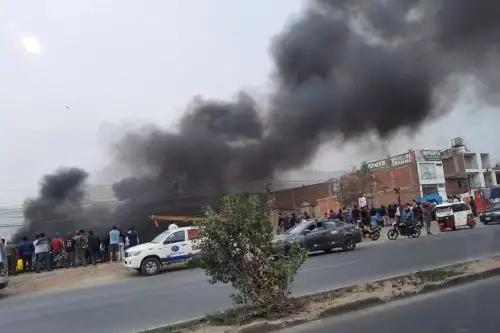 Incendio se reportó a la altura del kilómetro 13 de la Carretera Central. Foto: Rotafono