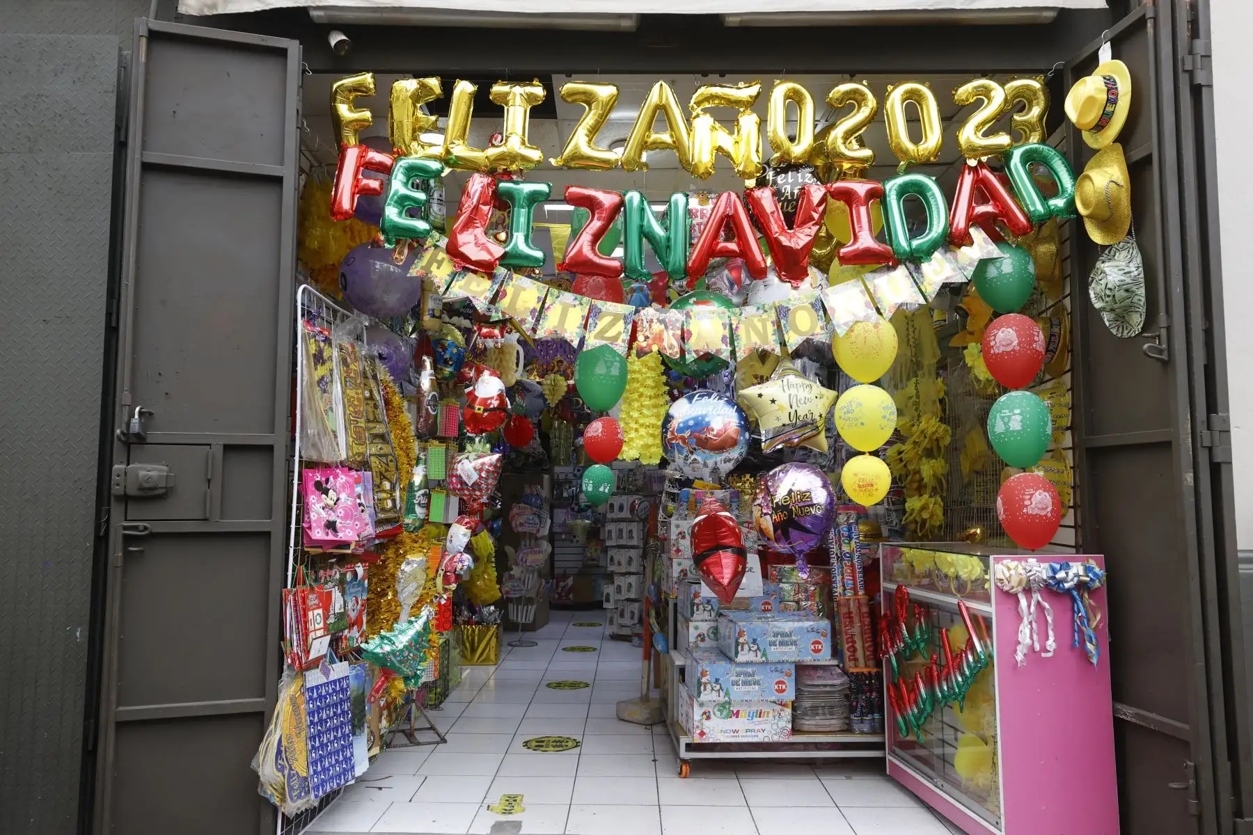 Se incrementa la venta de artículos navideños en Mesa Redonda, personas buscan tener las mejores ofertas en los artículos de decoración navideña. Foto: ANDINA/Vidal Tarqui