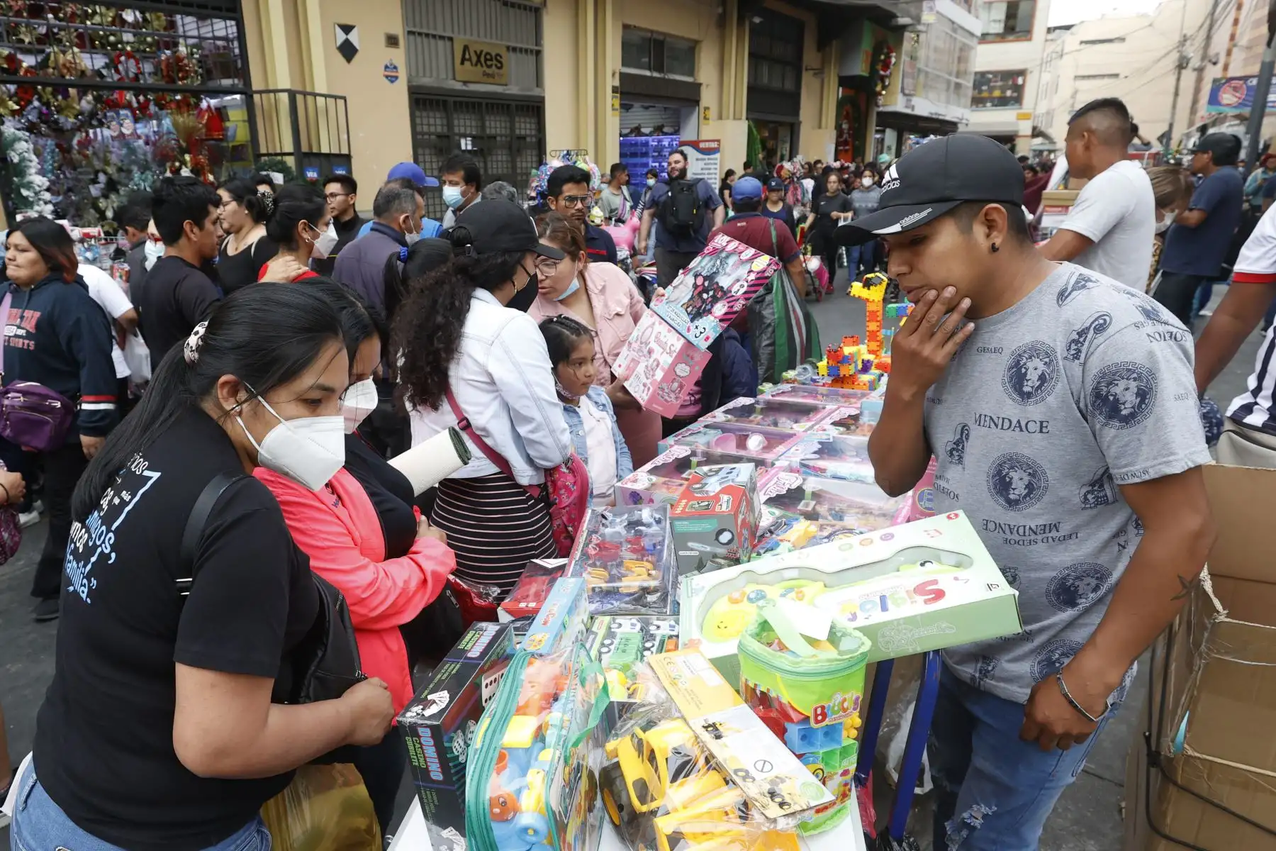 Se incrementa la venta de artículos navideños en Mesa Redonda, personas buscan tener las mejores ofertas en los artículos de decoración navideña. Foto: ANDINA/Vidal Tarqui