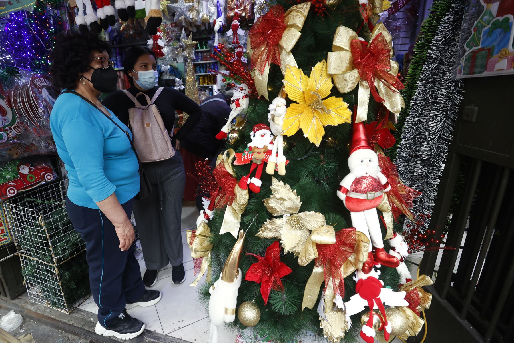 Se incrementa la venta de artículos navideños en Mesa Redonda, personas buscan tener las mejores ofertas en los artículos de decoración navideña. Foto: ANDINA/Vidal Tarqui