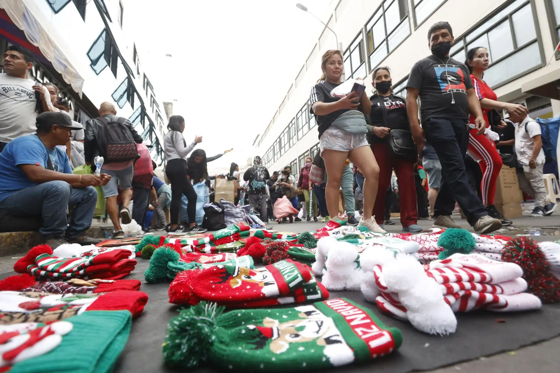 Se incrementa la venta de artículos navideños en Mesa Redonda, personas buscan tener las mejores ofertas en los artículos de decoración navideña. Foto: ANDINA/Vidal Tarqui