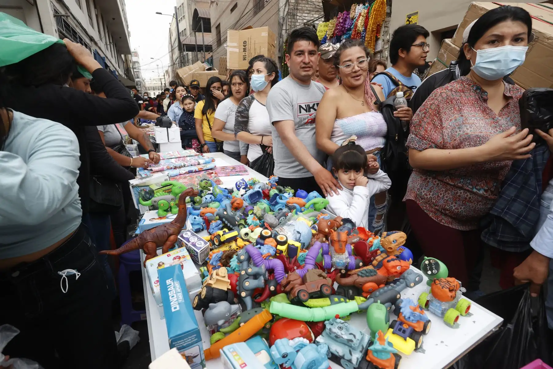 Se incrementa la venta de artículos navideños en Mesa Redonda, personas buscan tener las mejores ofertas en los artículos de decoración navideña. Foto: ANDINA/Vidal Tarqui