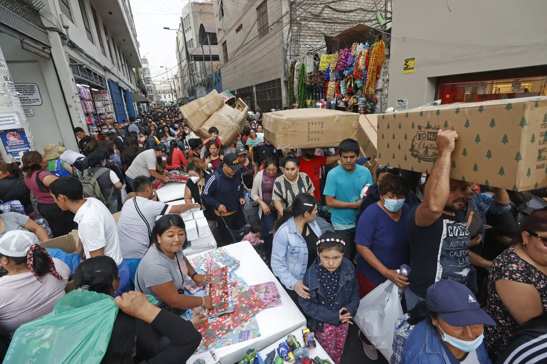 Se incrementa la venta de artículos navideños en Mesa Redonda, personas buscan tener las mejores ofertas en los artículos de decoración navideña. Foto: ANDINA/Vidal Tarqui