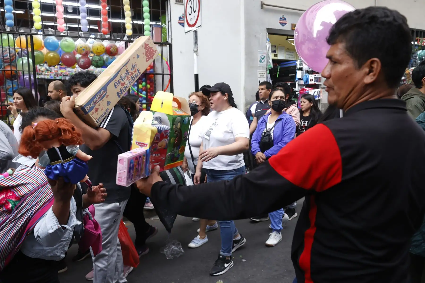Se incrementa la venta de artículos navideños en Mesa Redonda, personas buscan tener las mejores ofertas en los artículos de decoración navideña. Foto: ANDINA/Vidal Tarqui