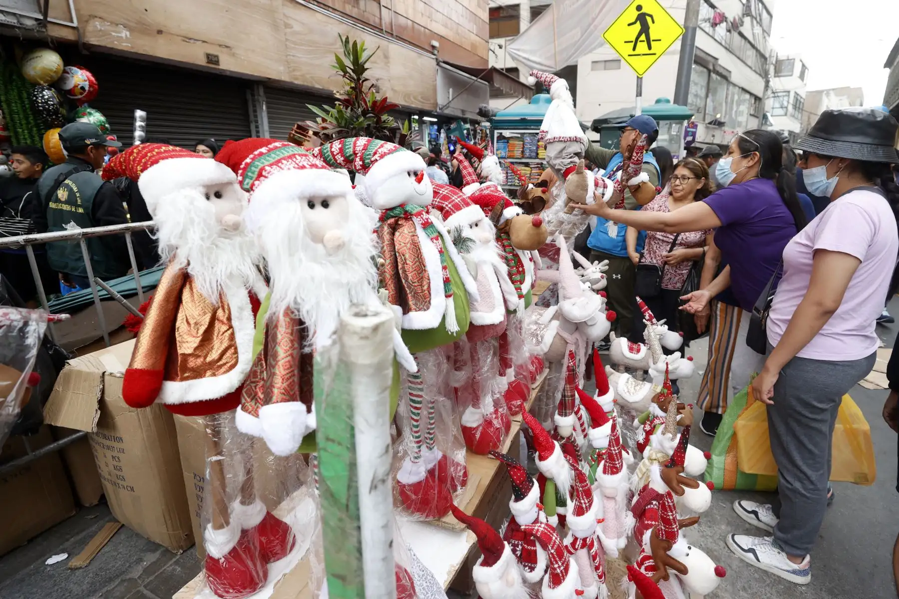 Se incrementa la venta de artículos navideños en Mesa Redonda, personas buscan tener las mejores ofertas en los artículos de decoración navideña. Foto: ANDINA/Vidal Tarqui