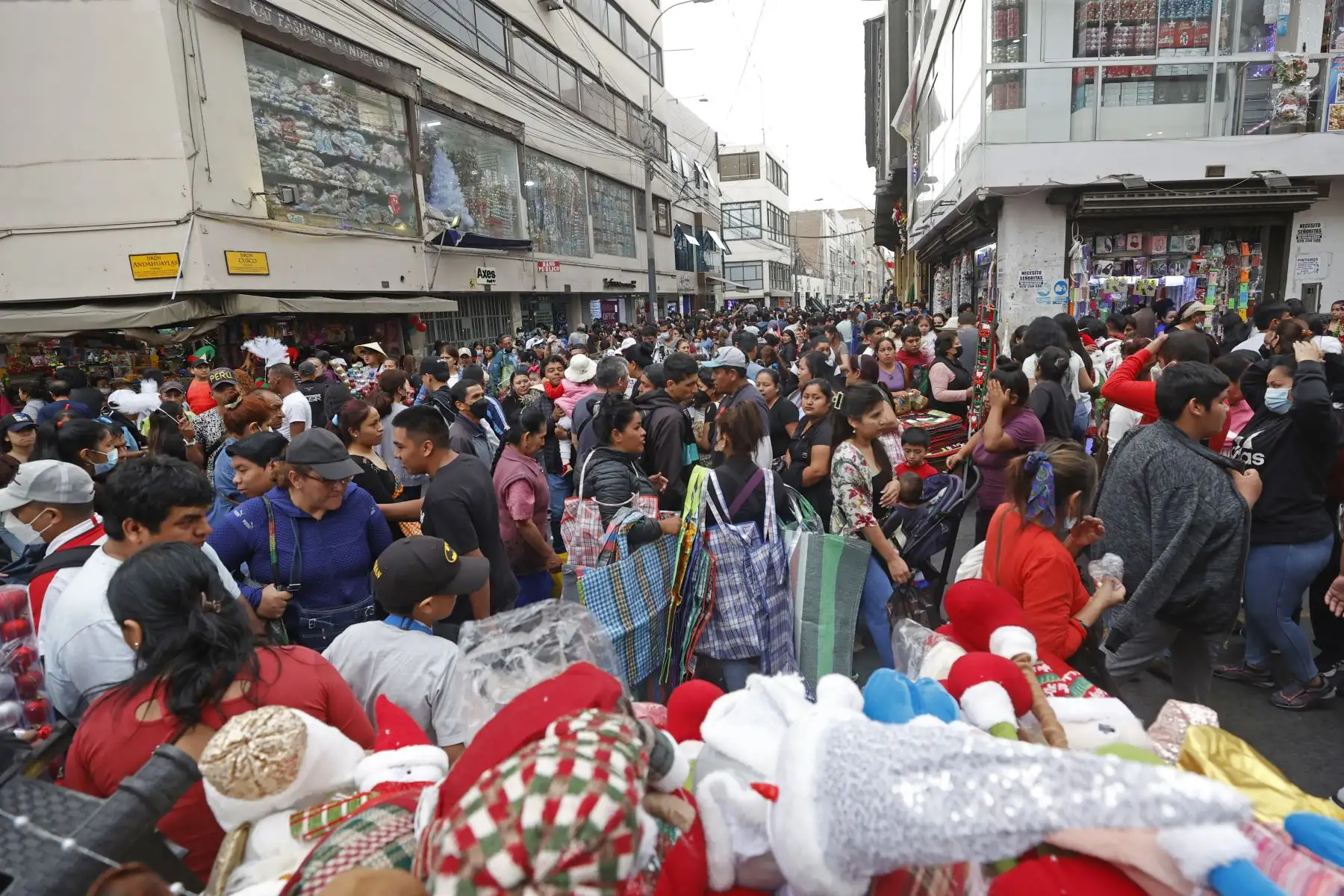 Se incrementa la venta de artículos navideños en Mesa Redonda, personas buscan tener las mejores ofertas en los artículos de decoración navideña. Foto: ANDINA/Vidal Tarqui