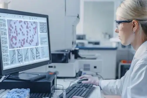 Los servicios de nube son utilizados por compañías del sector salud para acelerar sus investigaciones científicas. Foto: AWS