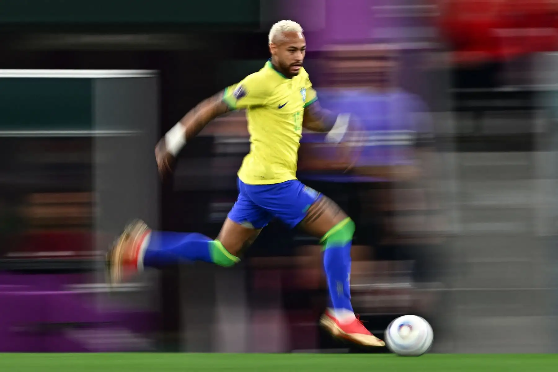El delantero brasileño Neymar corre con el balón durante el partido de fútbol de cuartos de final de la Copa Mundial Qatar 2022 entre Croacia y Brasil en el Education City Stadium en Al-Rayyan, al oeste de Doha, el 9 de diciembre de 2022.
Foto: AFP