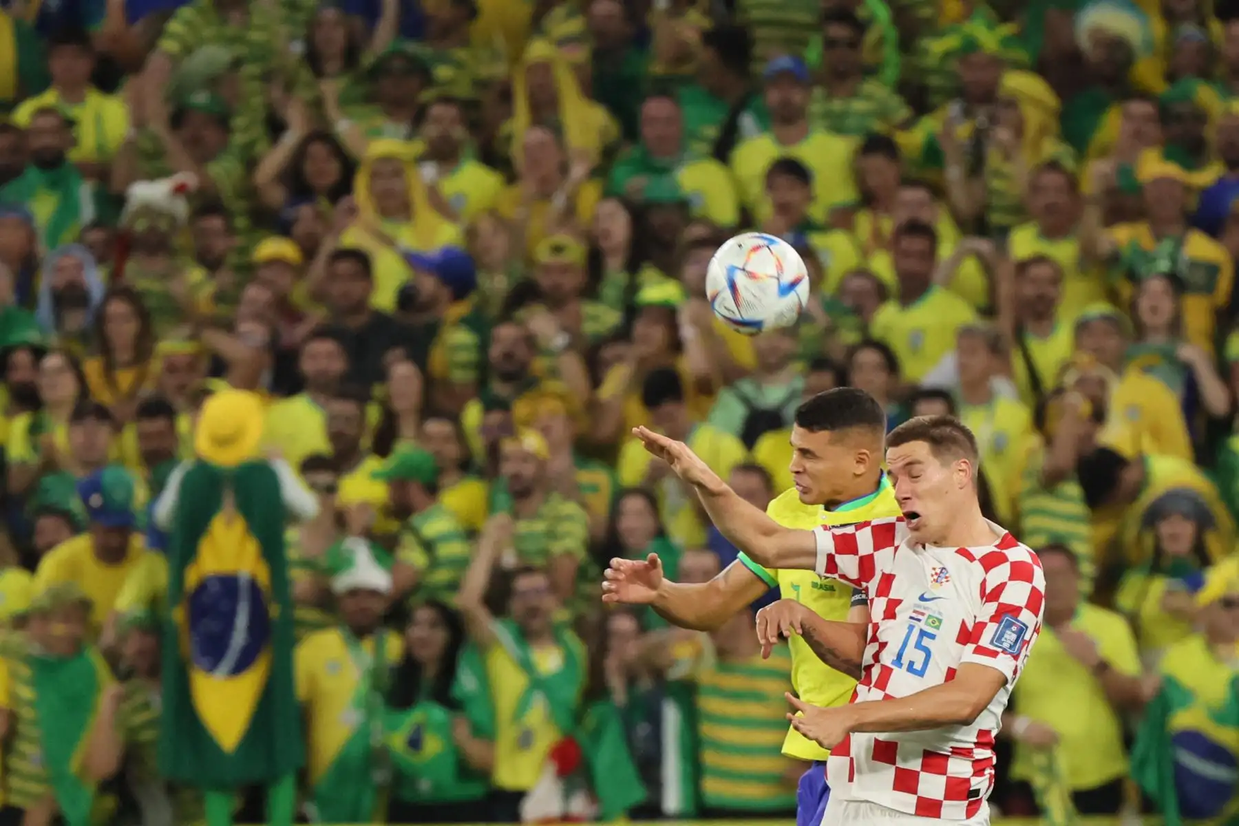 El defensa brasileño Thiago Silva y el mediocampista croata Mario Pasalic saltan para cabecear el balón durante el partido de fútbol de cuartos de final de la Copa Mundial Qatar 2022 entre Croacia y Brasil.
Foto: AFP