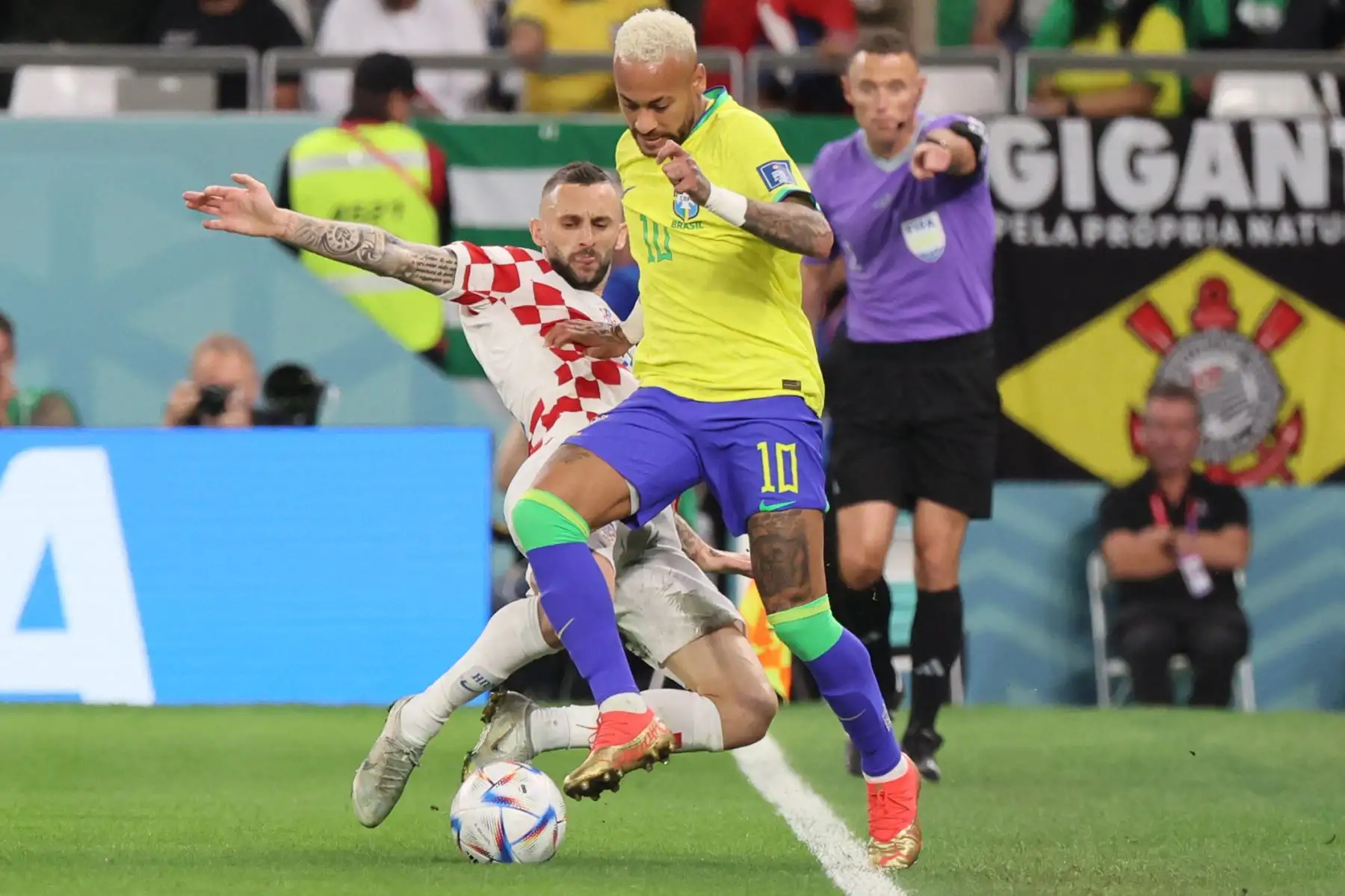 El mediocampista croata Marcelo Brozovic lucha por el balón con el delantero brasileño Neymar durante el partido de fútbol de cuartos de final de la Copa Mundial Qatar 2022 entre Croacia y Brasil.
Foto: AFP