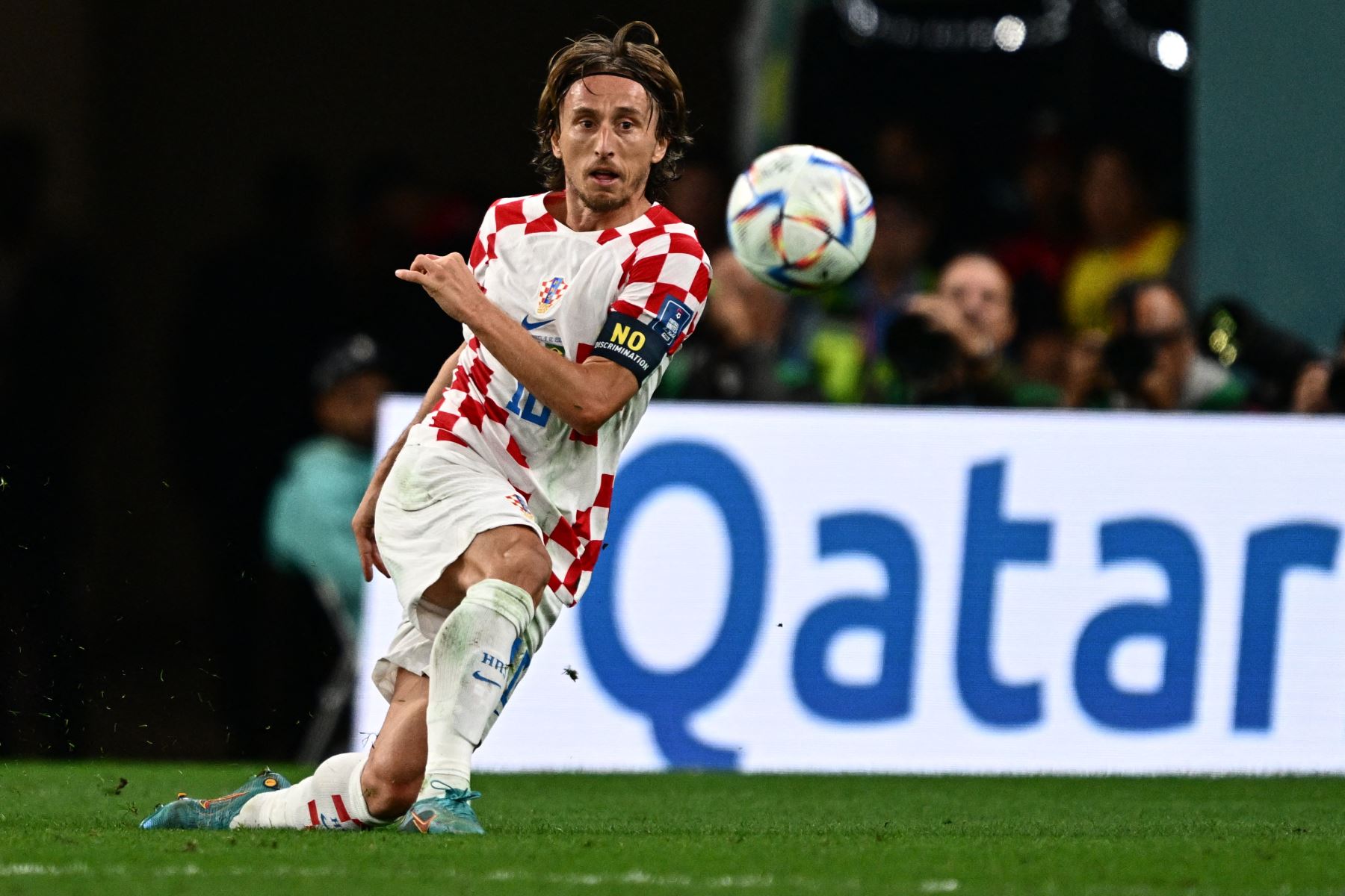 El centrocampista croata Luka Modric golpea el balón durante el partido de fútbol de cuartos de final de la Copa Mundial Qatar 2022 entre Croacia y Brasil.
Foto: AFP