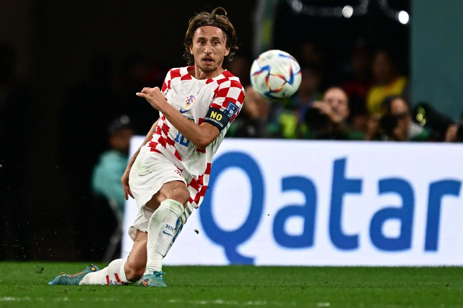 El centrocampista croata Luka Modric golpea el balón durante el partido de fútbol de cuartos de final de la Copa Mundial Qatar 2022 entre Croacia y Brasil.
Foto: AFP