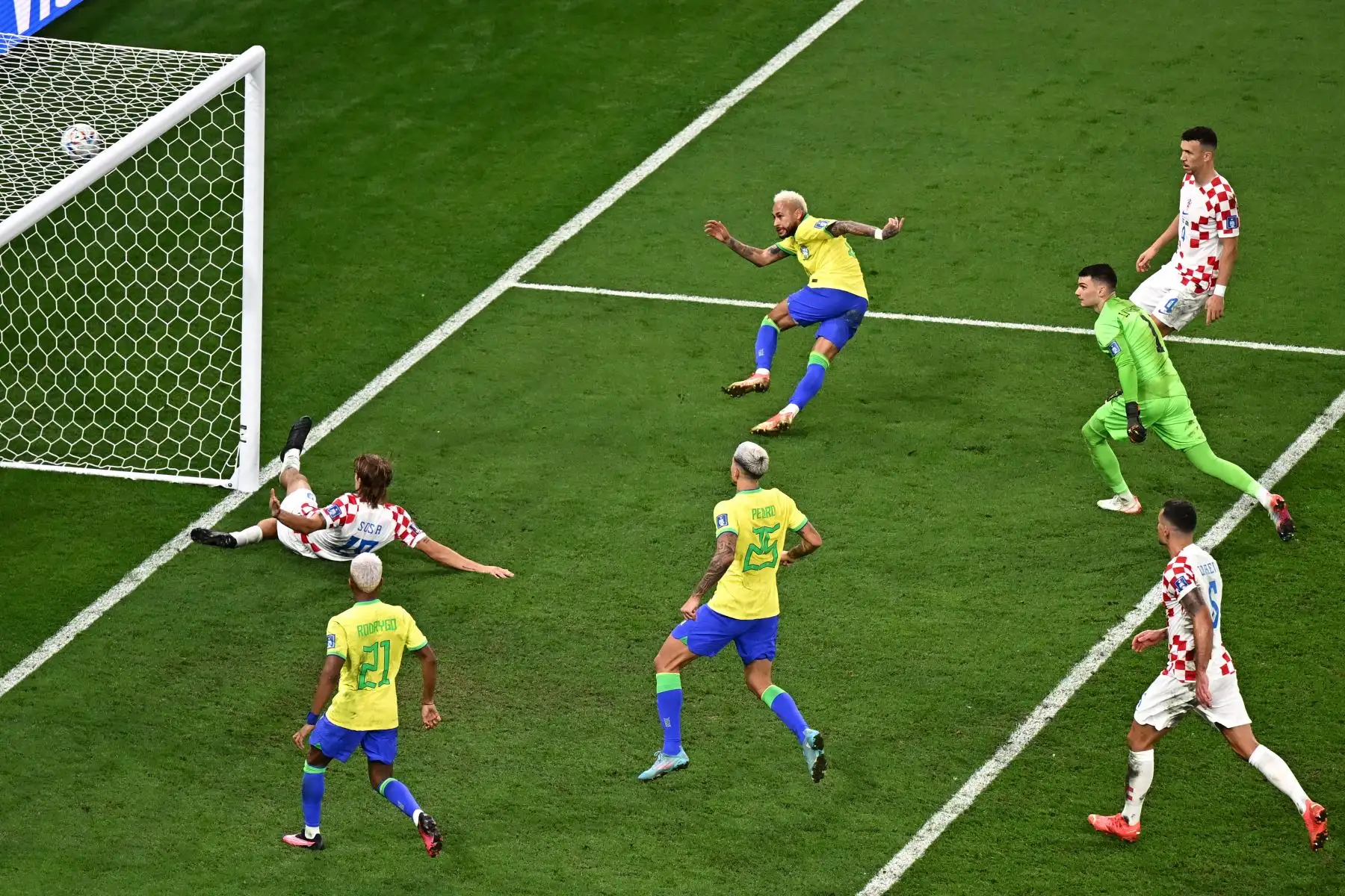 El delantero brasileño Neymar anota el primer gol de su equipo durante el partido de fútbol de cuartos de final de la Copa Mundial Qatar 2022 entre Croacia y Brasil.
Foto: AFP