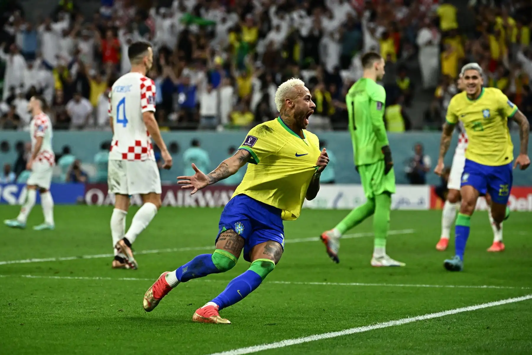 El delantero brasileño Neymar celebra marcar el primer gol de su equipo durante el partido de fútbol de cuartos de final de la Copa Mundial Qatar 2022 entre Croacia y Brasil en el Education City Stadium en Al-Rayyan, al oeste de Doha, el 9 de diciembre de 2022.
Foto: AFP