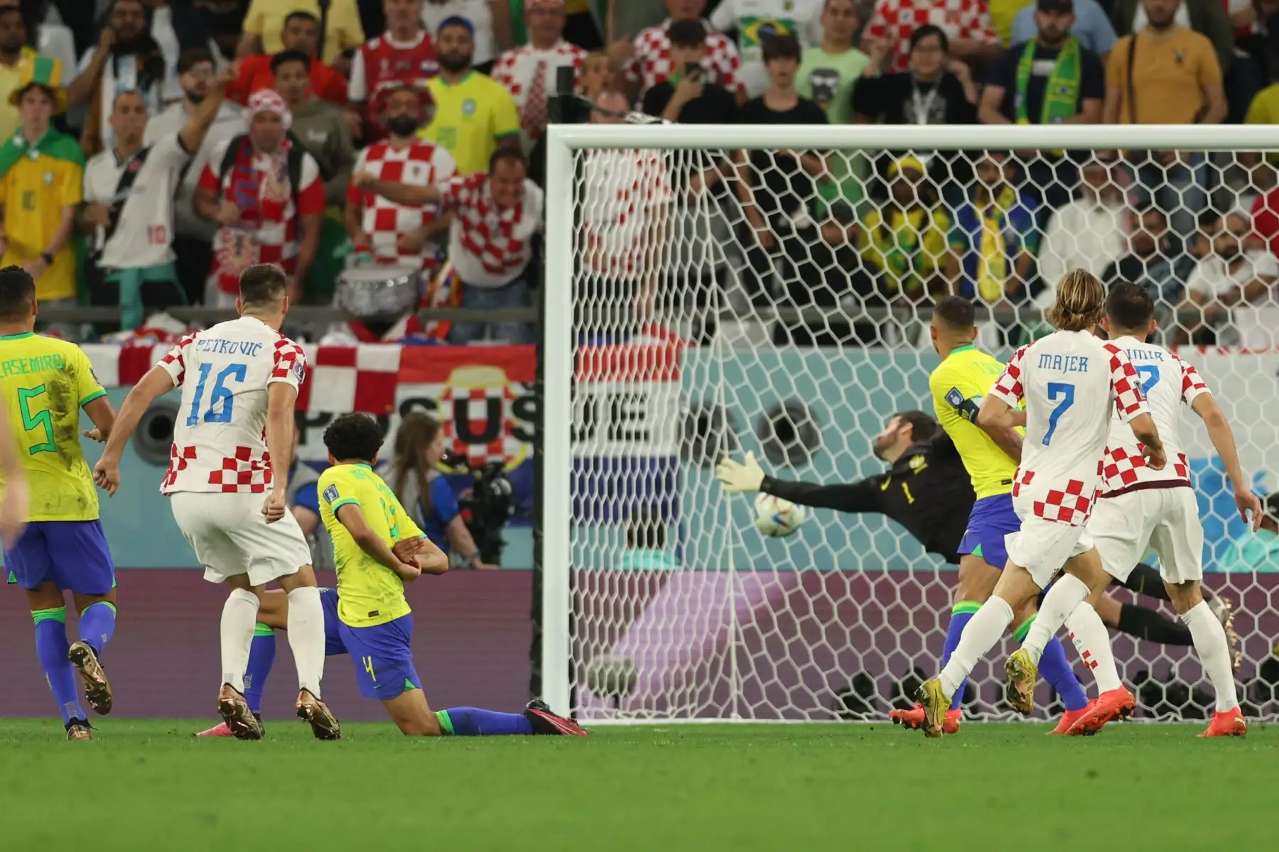 El delantero croata Bruno Petkovic anota el primer gol de su equipo durante el partido de fútbol de cuartos de final de la Copa Mundial Qatar 2022 entre Croacia y Brasil en el Education City Stadium en Al-Rayyan, al oeste de Doha, el 9 de diciembre de 2022.
Foto: AFP